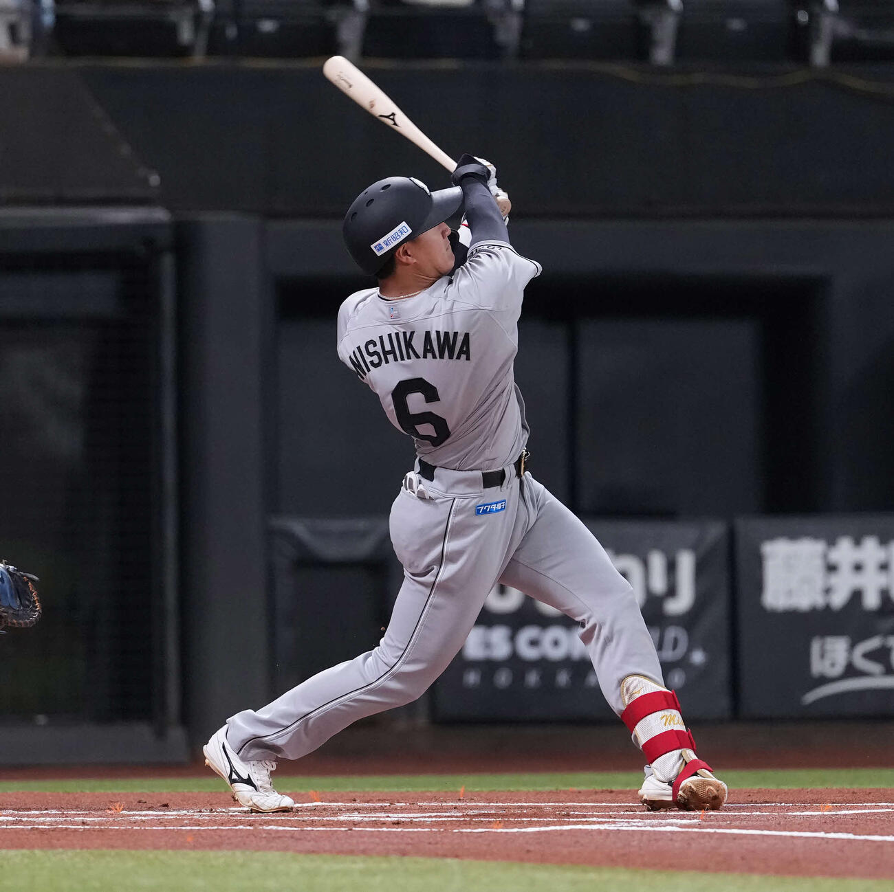日本ハム対ロッテ　1回表ロッテ2死、二塁打を放つ西川（撮影・井上学）