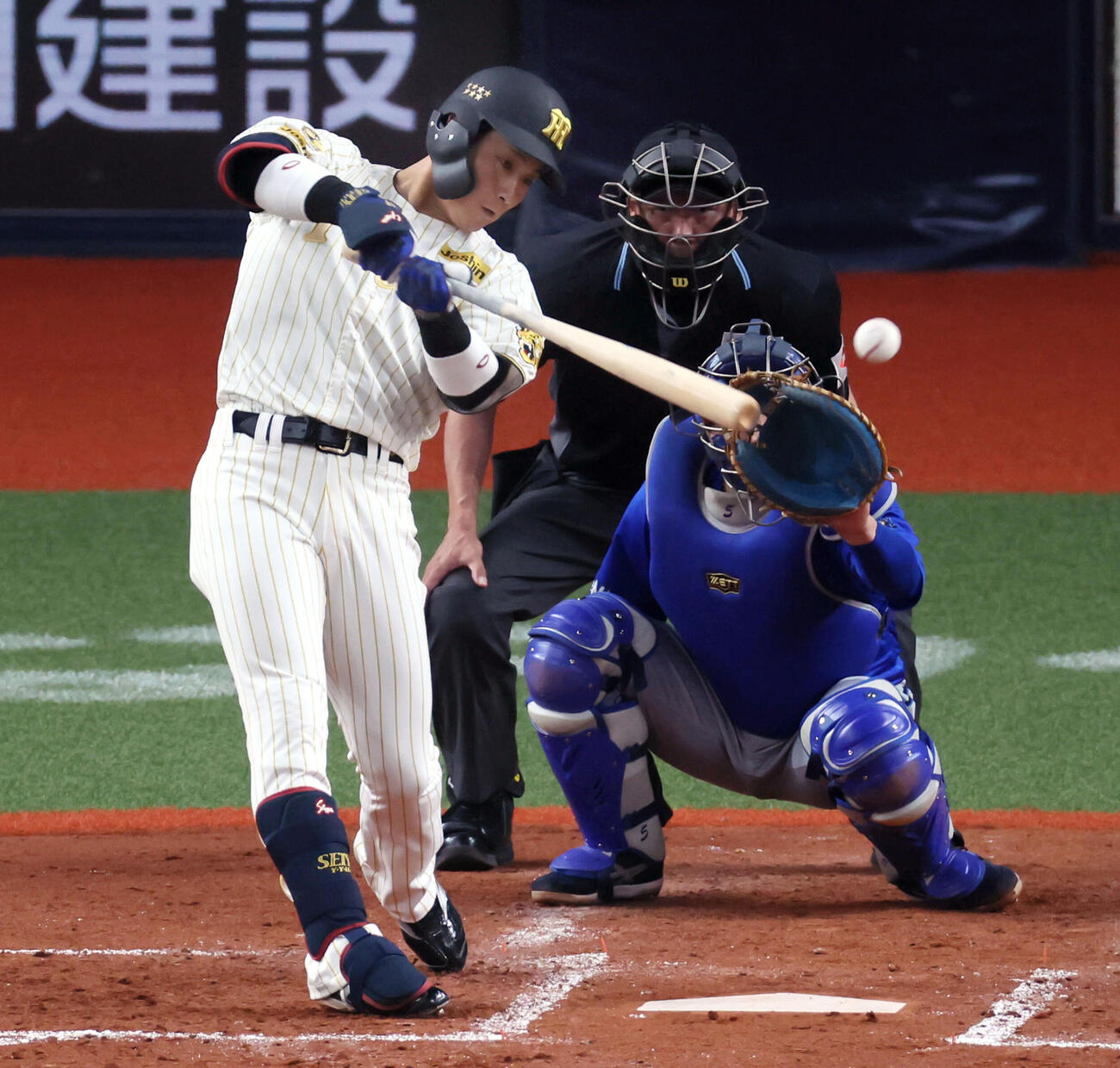 阪神対DeNA 3回裏阪神2死、木浪は左前打を放つ（撮影・加藤哉）