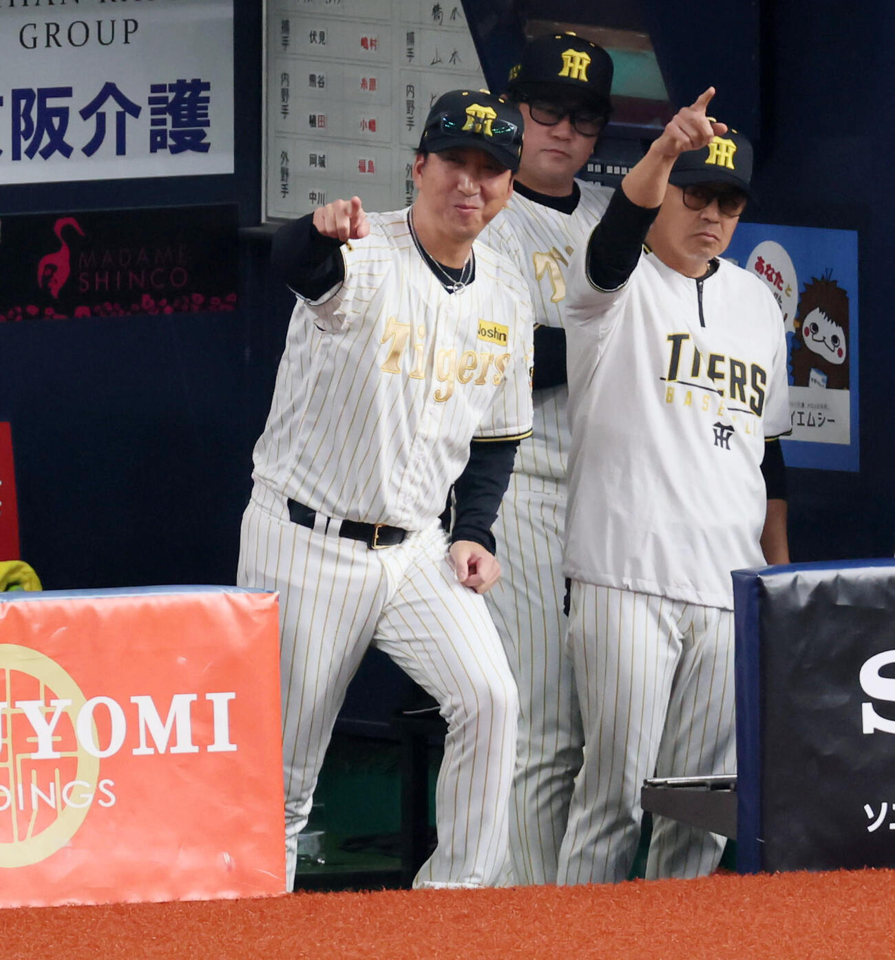 阪神対DeNA 1回裏阪神2死二、三塁、木浪の左前2点適時打にベンチから笑顔で指をさす藤川監督（撮影・加藤哉）