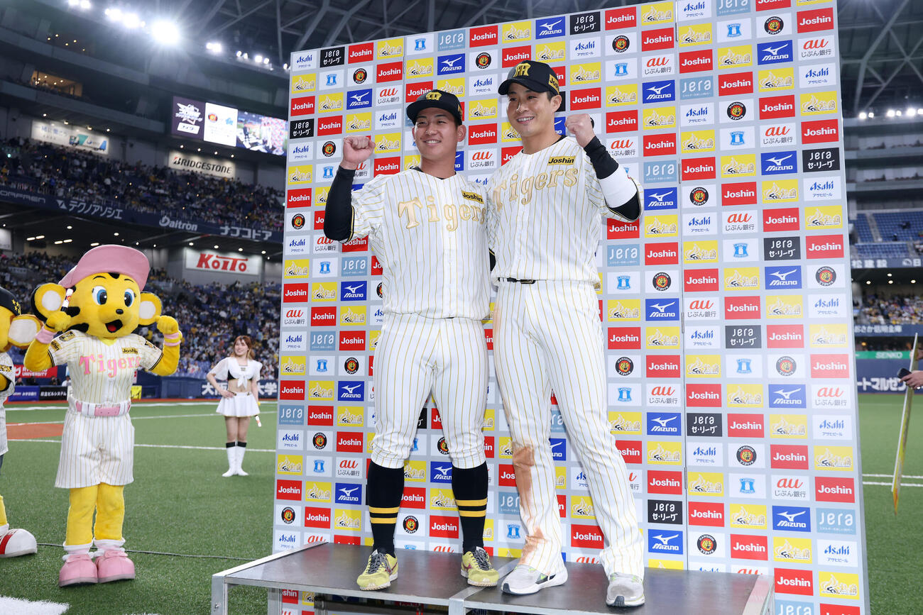 阪神対DeNA　お立ち台でガッツポーズする阪神伊原（左）と木浪（撮影・前田充）