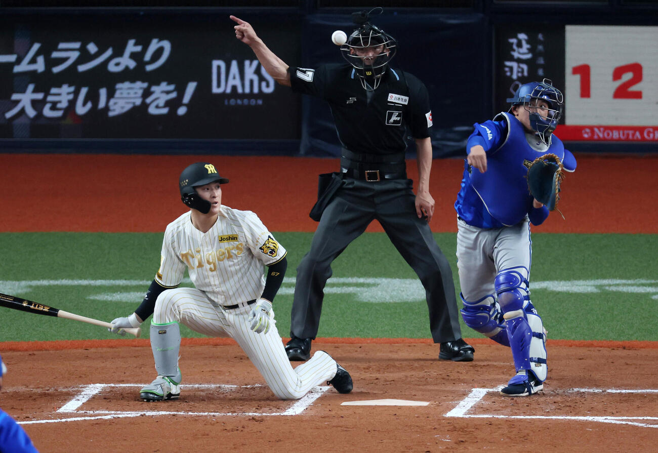阪神対DeNA 6回裏阪神無死一塁、松尾は打者高寺のとき一走木浪の二塁盗塁を刺す（撮影・加藤哉）
