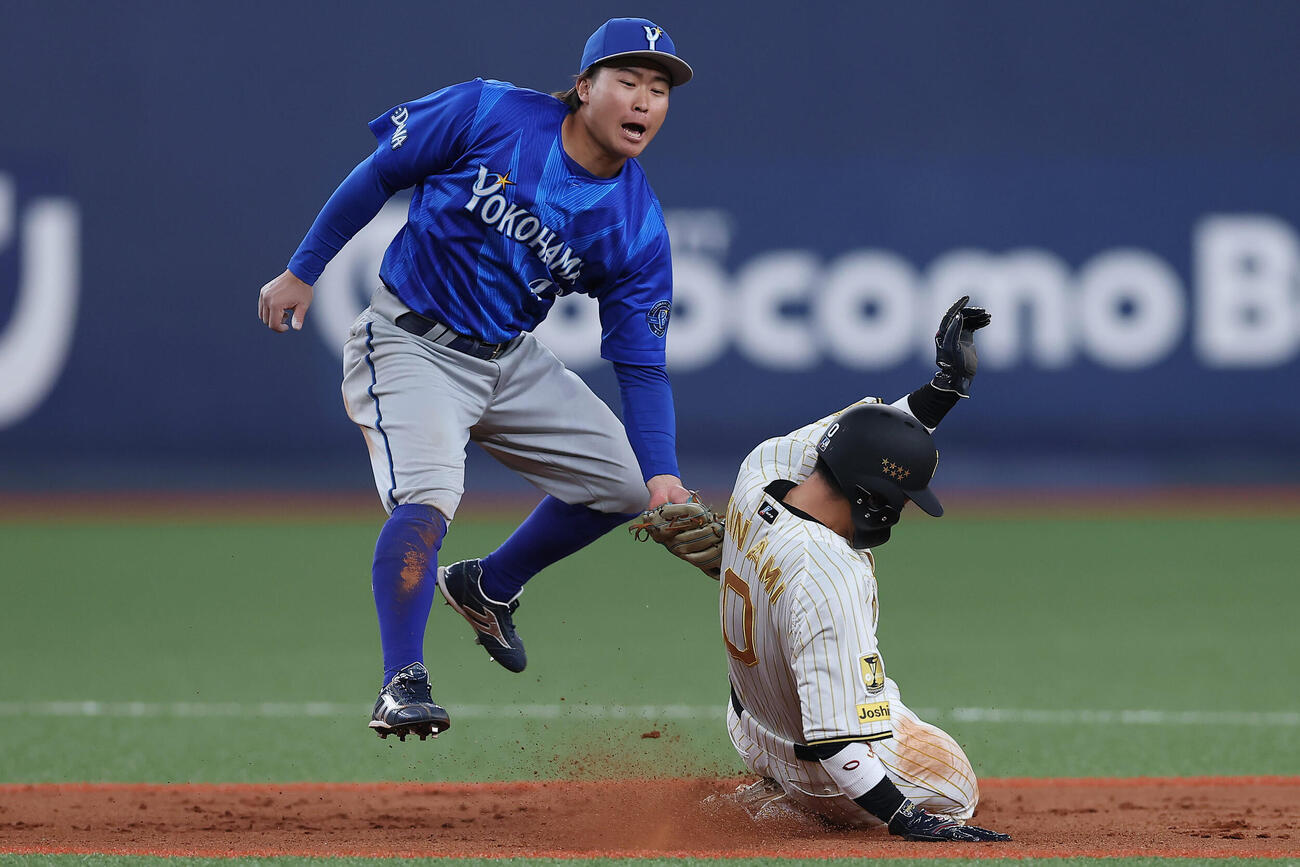 阪神対DeNA 6回裏阪神無死一塁、二盗に失敗する木浪。遊撃手石上（撮影・前田充）