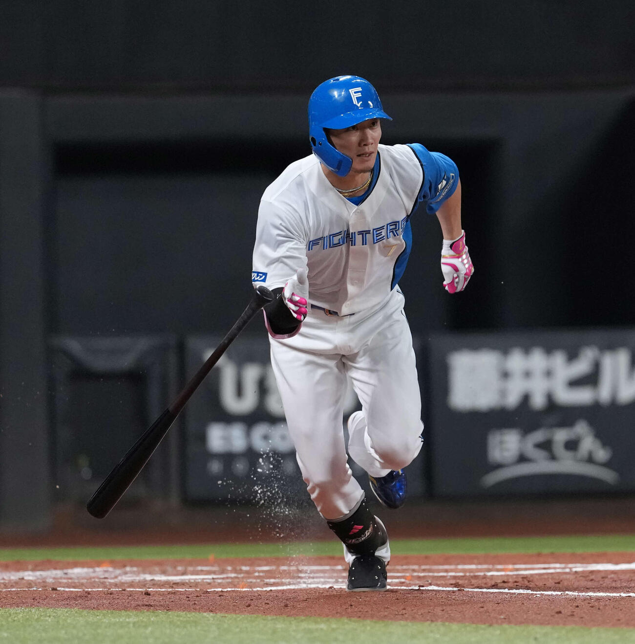 日本ハム対ロッテ　2回裏日本ハム無死、二塁打を放つ西川（撮影・井上学）