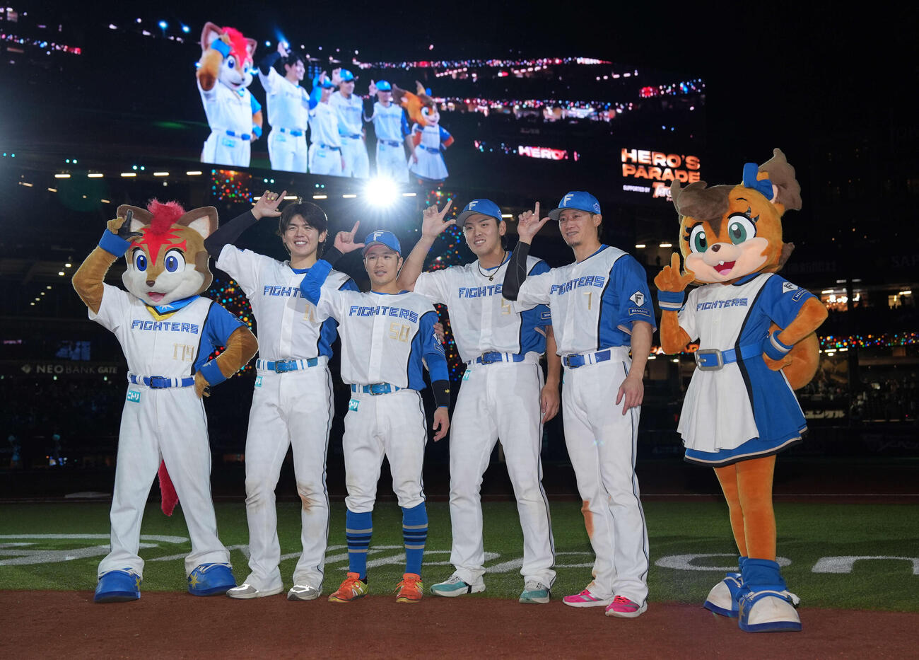 日本ハム対ロッテ　ポーズを決める、左から清水、奈良間、野村、西川（撮影・井上学）