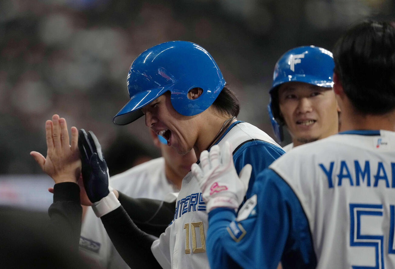 日本ハム対ロッテ　6回裏日本ハム1死一塁、2点本塁打を放ち生還する清水。右は西川（撮影・井上学）