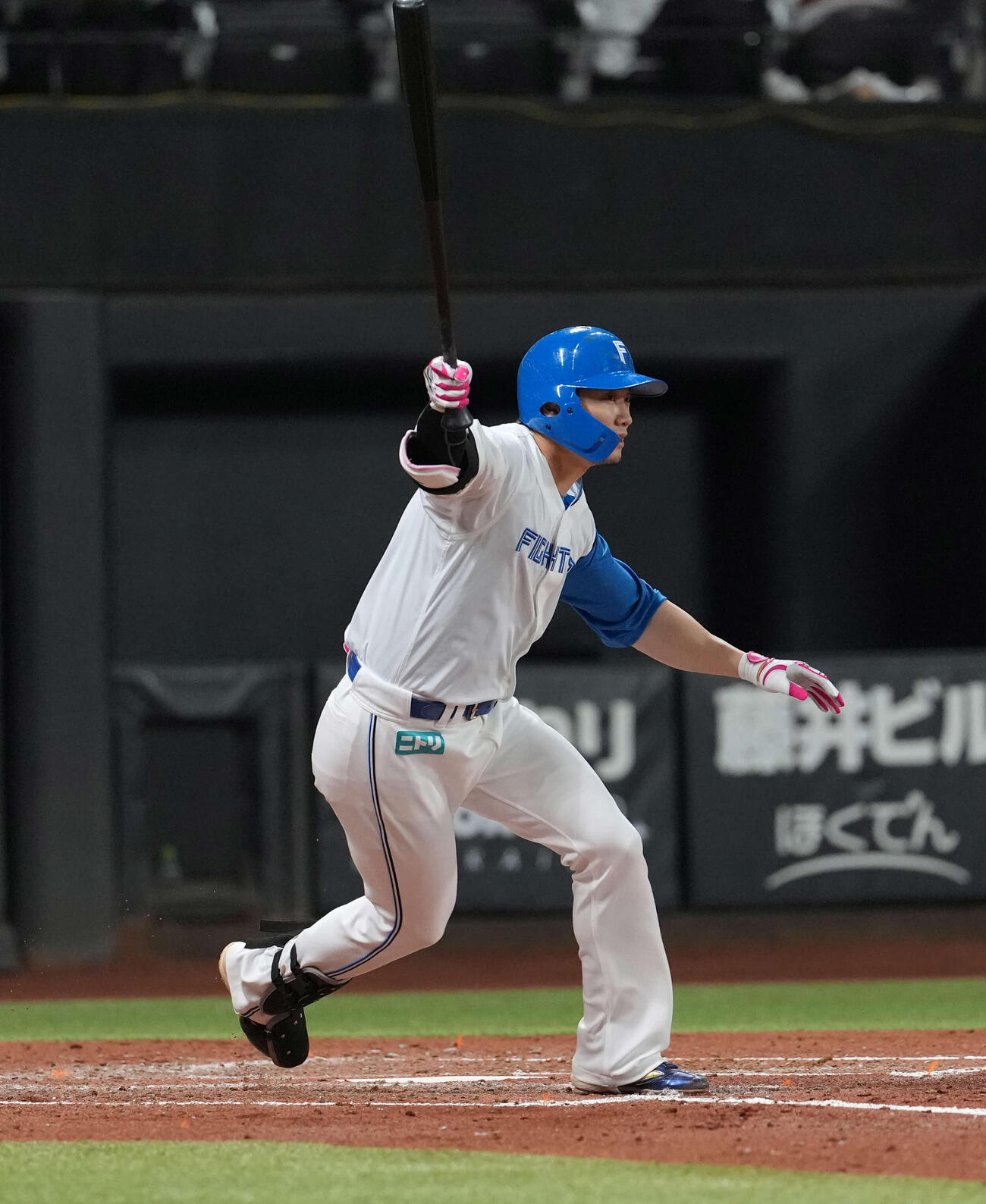 日本ハム対ロッテ　3回裏日本ハム2死一、三塁、適時打を放つ西川（撮影・井上学）