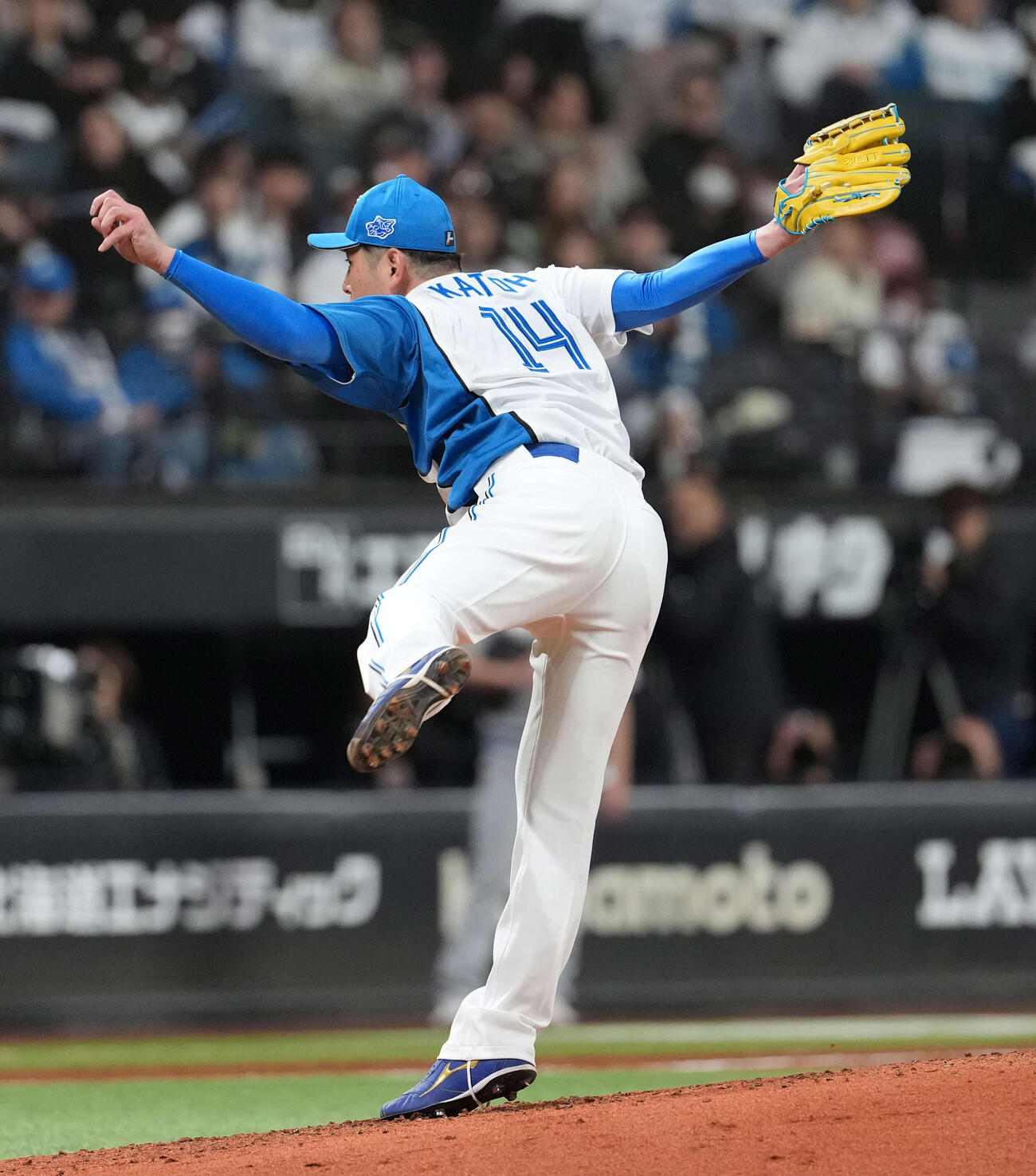 日本ハム対ロッテ　4回、力投する日本ハム加藤貴（撮影・井上学）