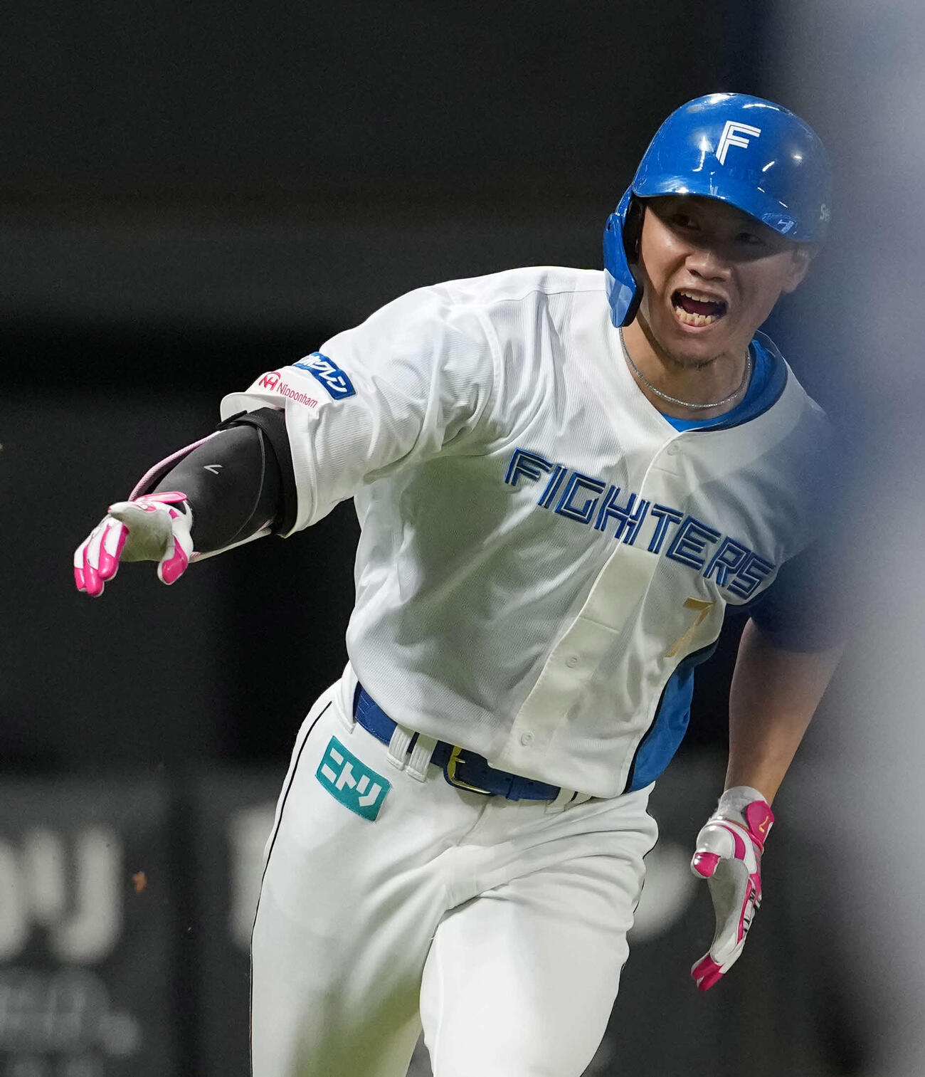 日本ハム対ロッテ　3回裏日本ハム2死一、三塁、適時打を放つ西川（撮影・井上学）