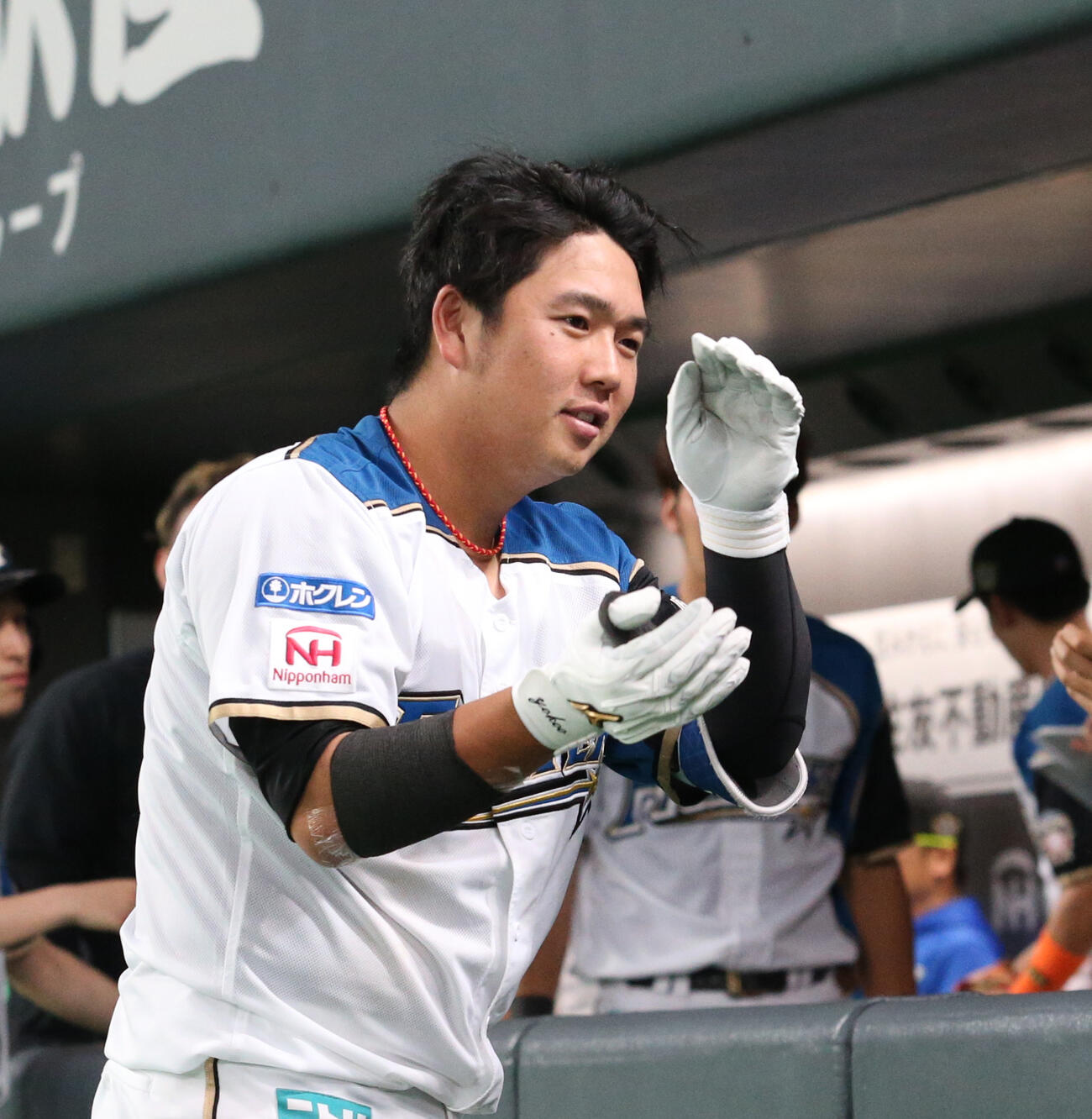 日本ハム横尾コーチの現役時代の「おにぎりポーズ」（2018年6月）
