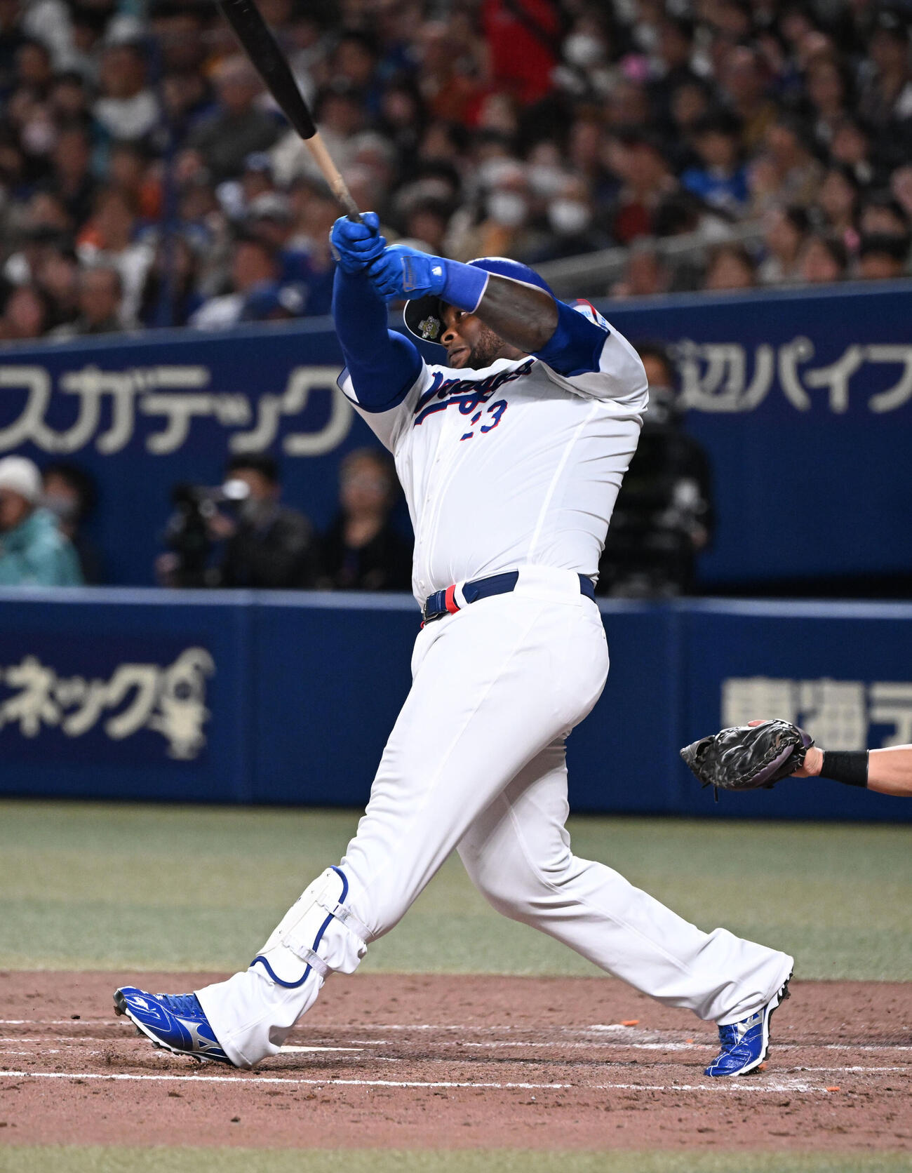 中日対巨人　5回裏中日1死一塁、左越え2点本塁打を放つサノー（撮影・和賀正仁）