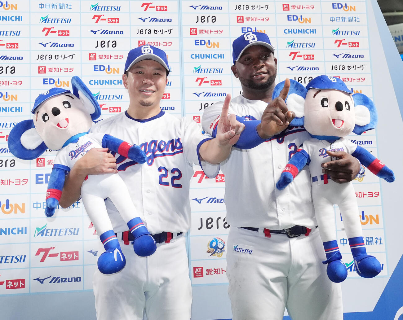 中日対巨人　ヒーローインタビューを終えポーズを決める大野（左）とサノー（撮影・森本幸一）