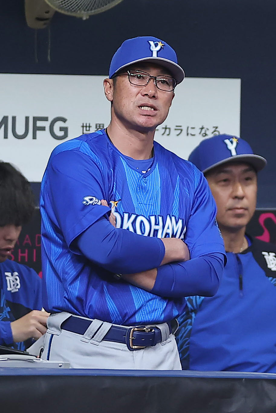 阪神対DeNA 9回表の攻撃を厳しい表情で見守るDeNA相川監督（撮影・前田充）