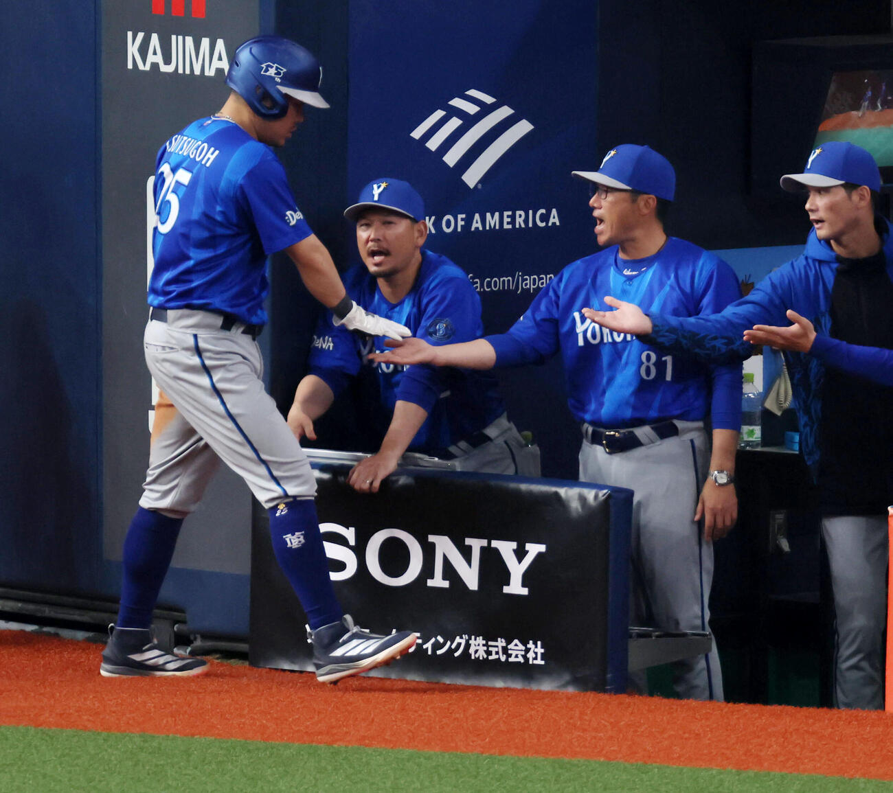 阪神対DeNA 6回表DeNA2死一、三塁、佐野の中前適時打で生還し相川監督（右）とタッチする三走筒香（撮影・加藤哉）