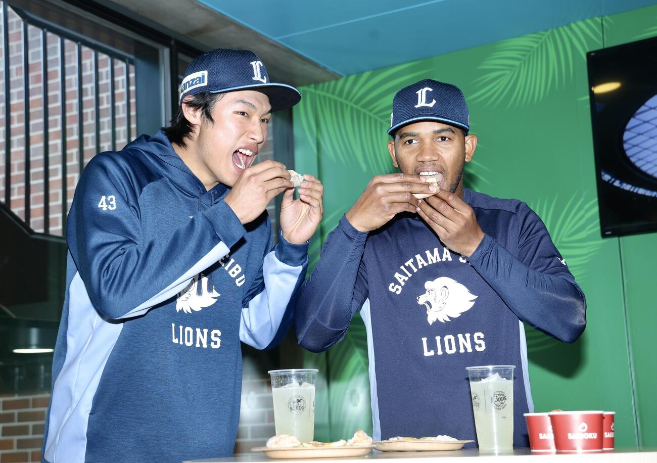 「獅子まんま」の新グルメを試食する西武羽田（左）とラミレス（撮影・河田真司）
