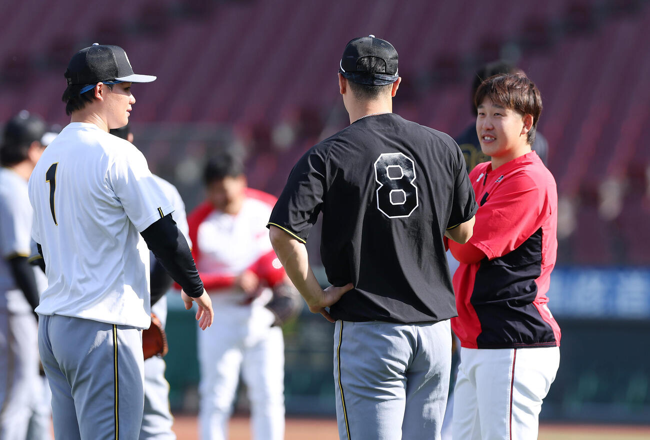 広島対阪神　試合前練習で言葉を交わす、左から阪神森下、佐藤、広島小園（撮影・前田充）