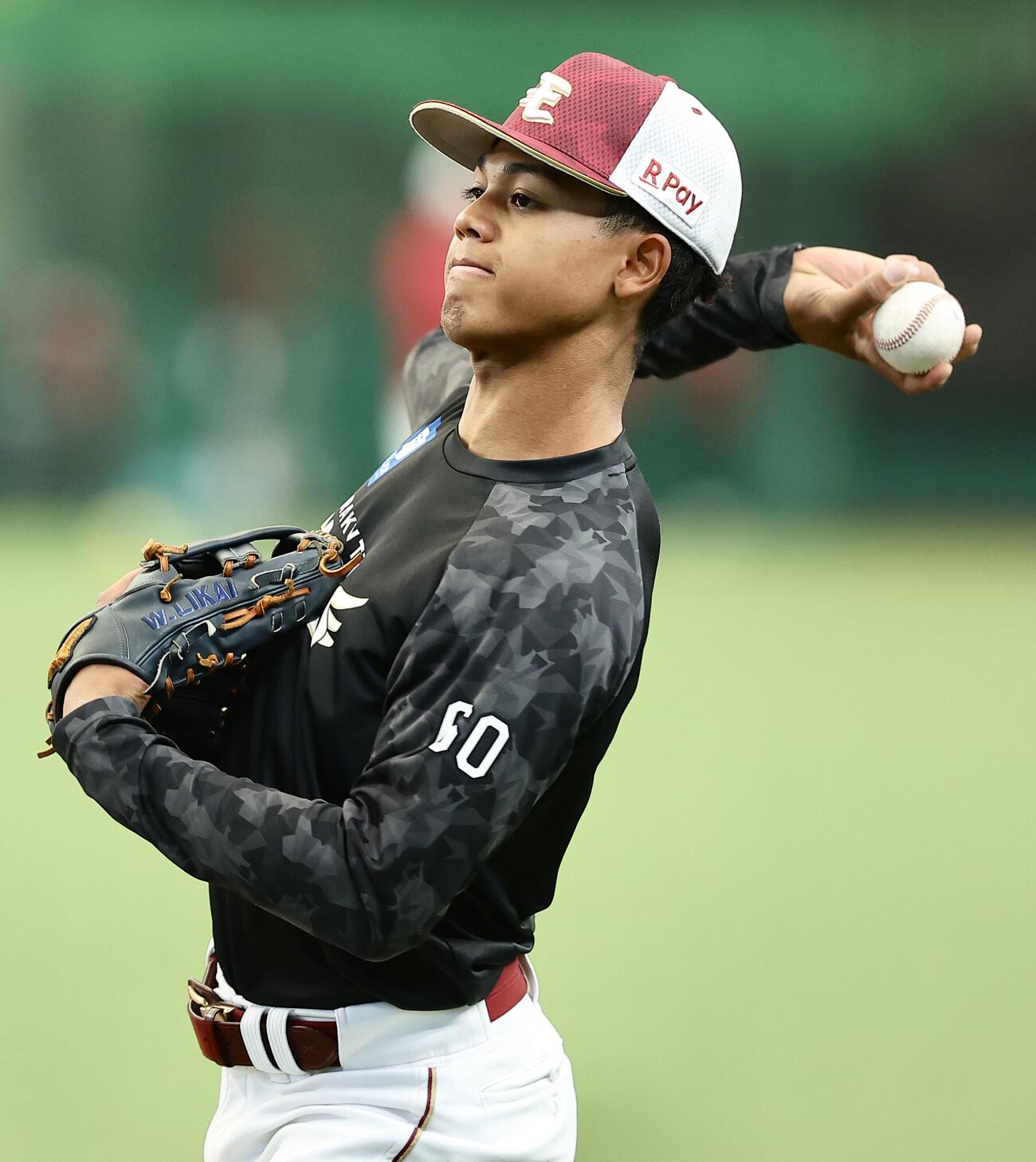西武対楽天　試合前、キャッチボールするワォーターズ（撮影・河田真司）