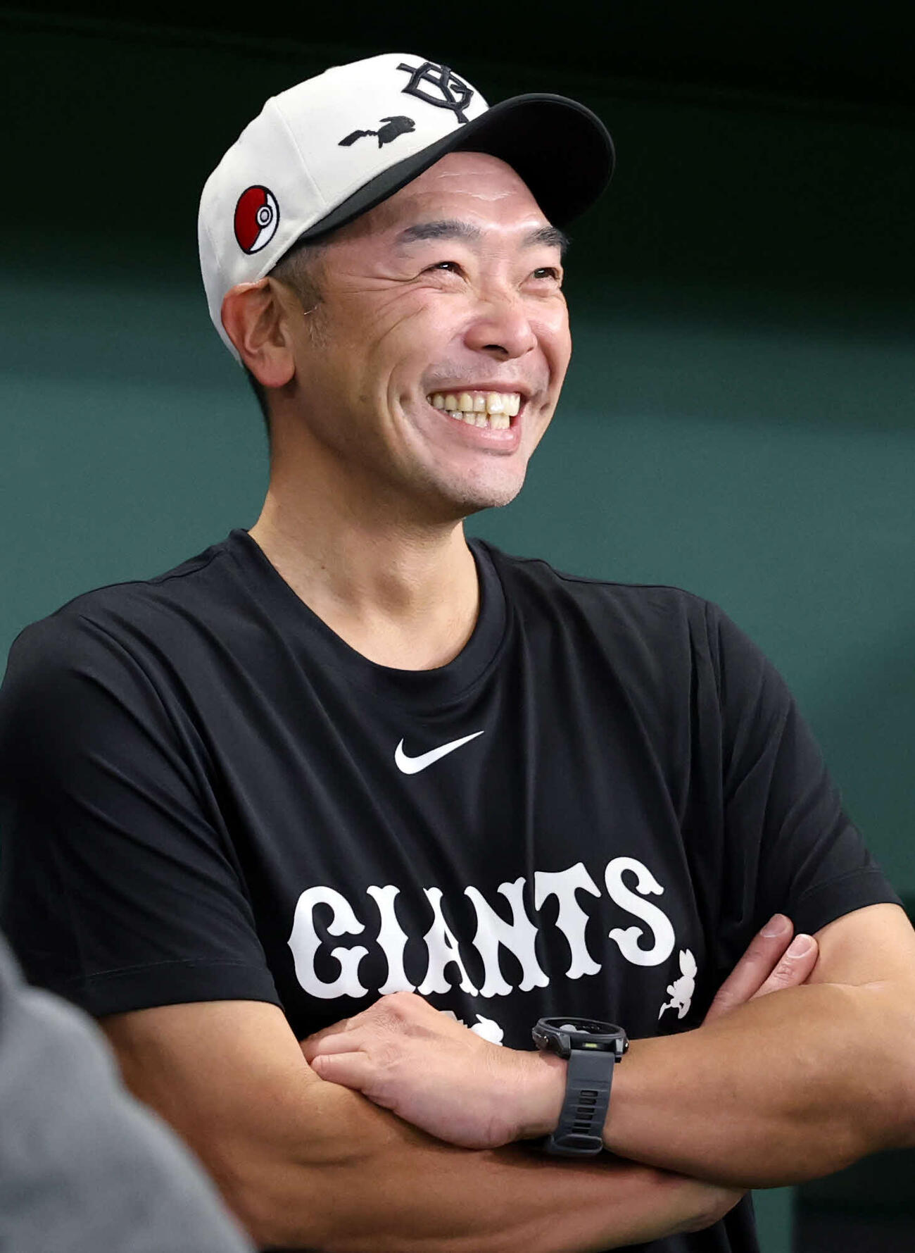 巨人対DeNA　試合前、ポケモンコラボキャップをかぶり笑顔の巨人阿部監督（撮影・浅見桂子）