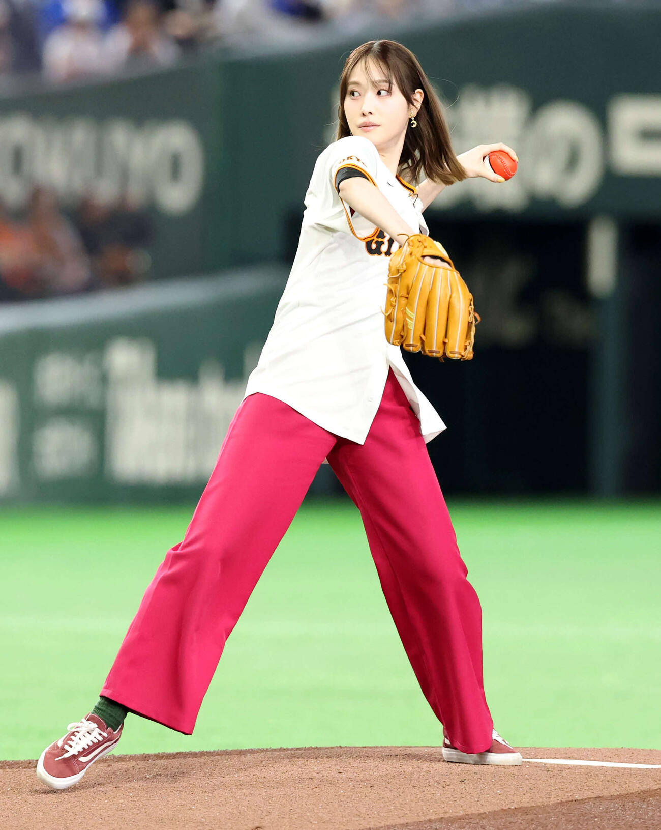 巨人対DeNA　ファーストピッチでモンスターボールで投げ込む高橋ひかる（撮影・浅見桂子）