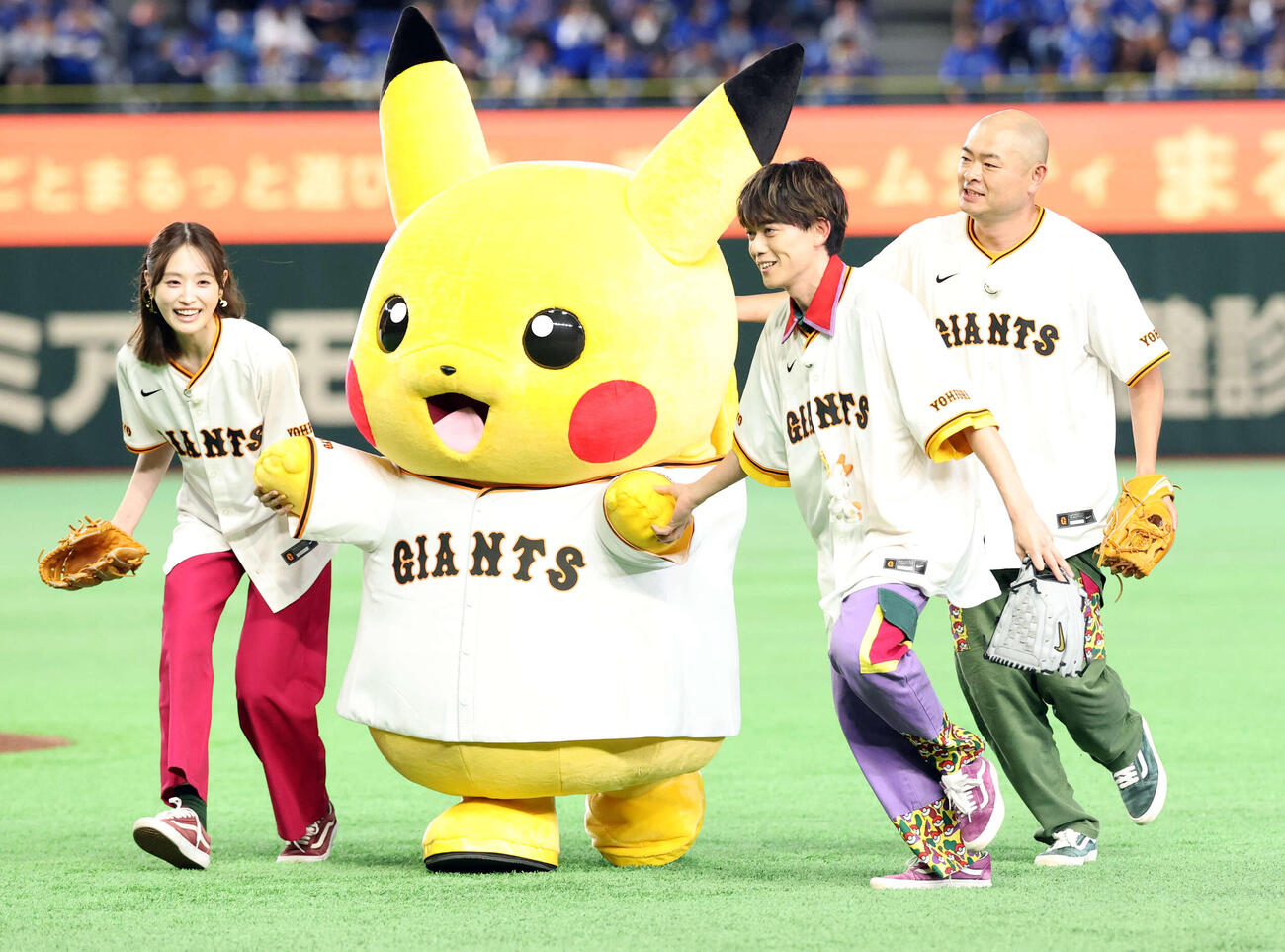 巨人対DeNA　ファーストピッチでピカチュウと共に登場した、左から高橋ひかる、松丸亮吾、あばれる君（撮影・浅見桂子）