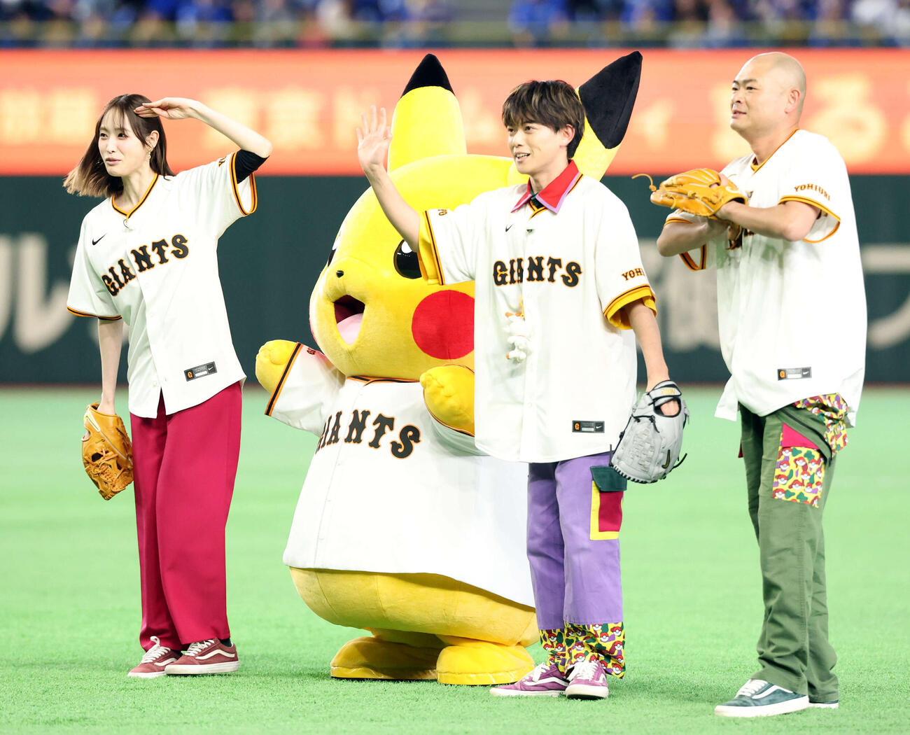 巨人対DeNA　ファーストピッチでピカチュウと共に登場した、左から高橋ひかる、松丸亮吾、あばれる君（撮影・浅見桂子）