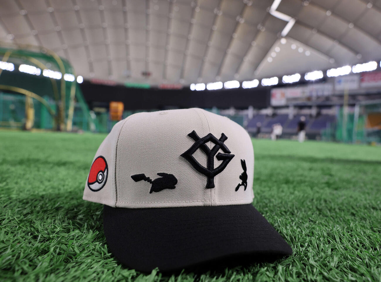 巨人対DeNA　ポケモンデーで、巨人の選手が練習用に使用したコラボキャップ（撮影・浅見桂子）