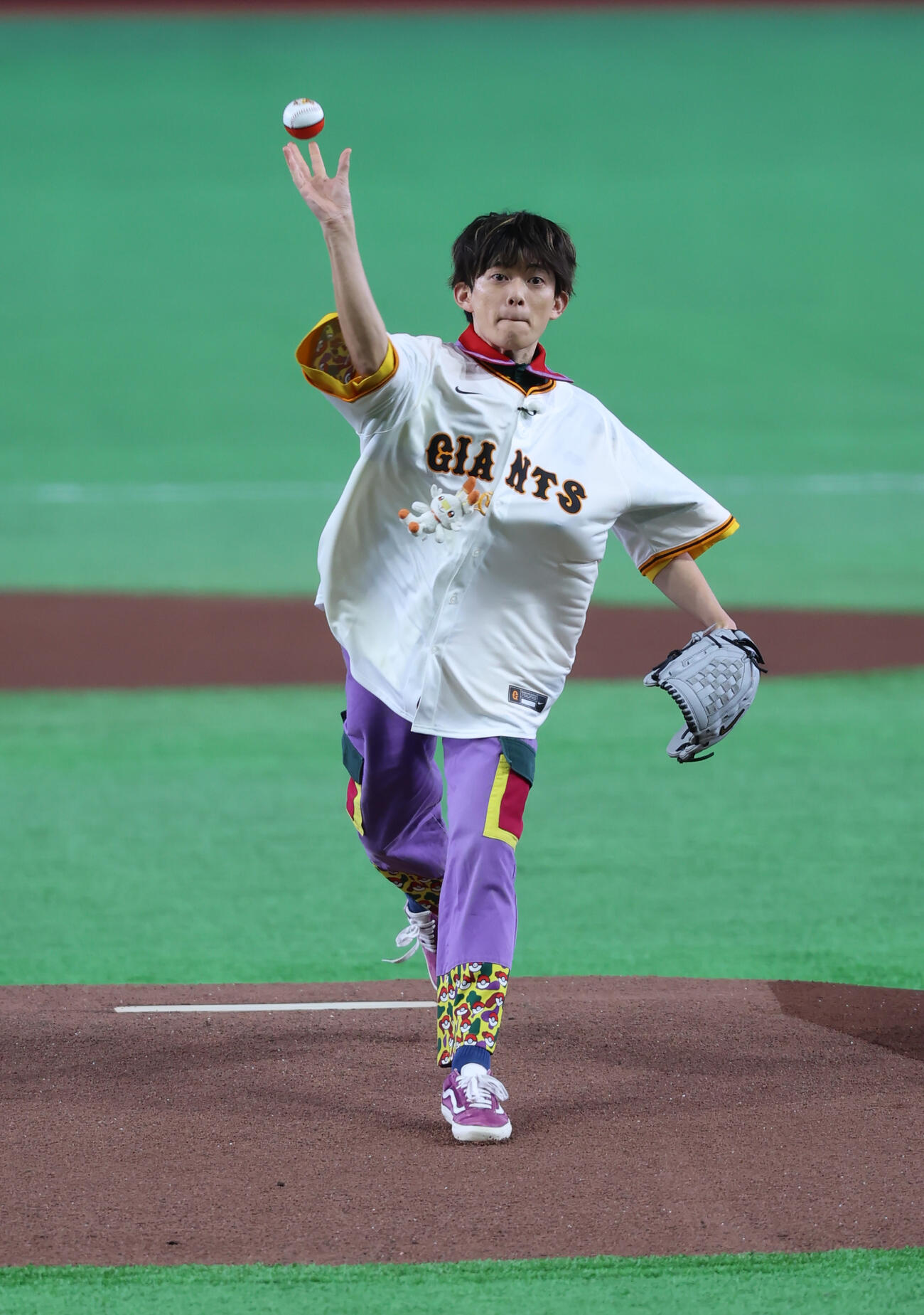 巨人対DeNA　ファーストピッチをする松丸亮吾（撮影・水谷安孝）