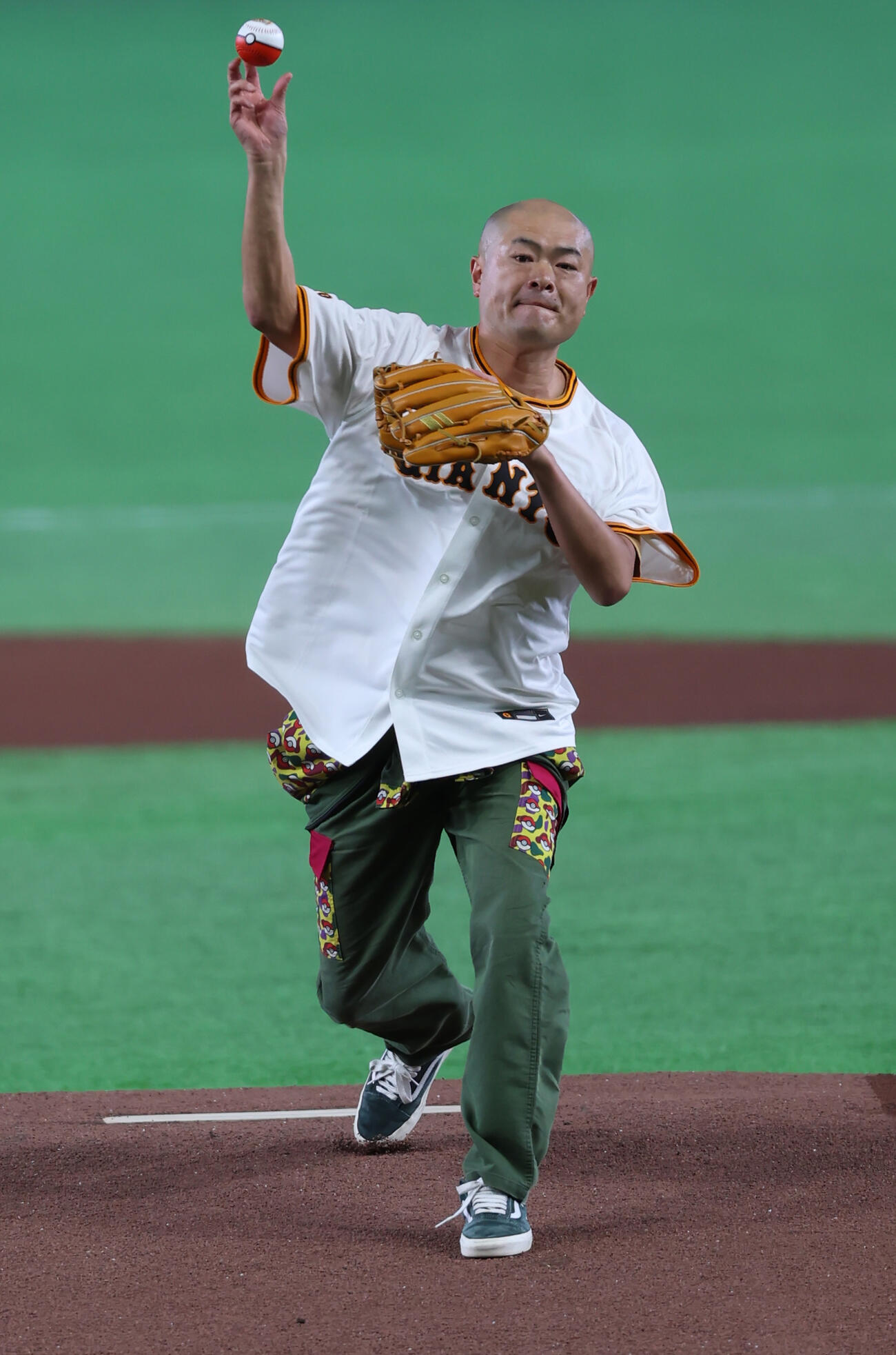 巨人対DeNA　ファーストピッチをするあばれる君（撮影・水谷安孝）