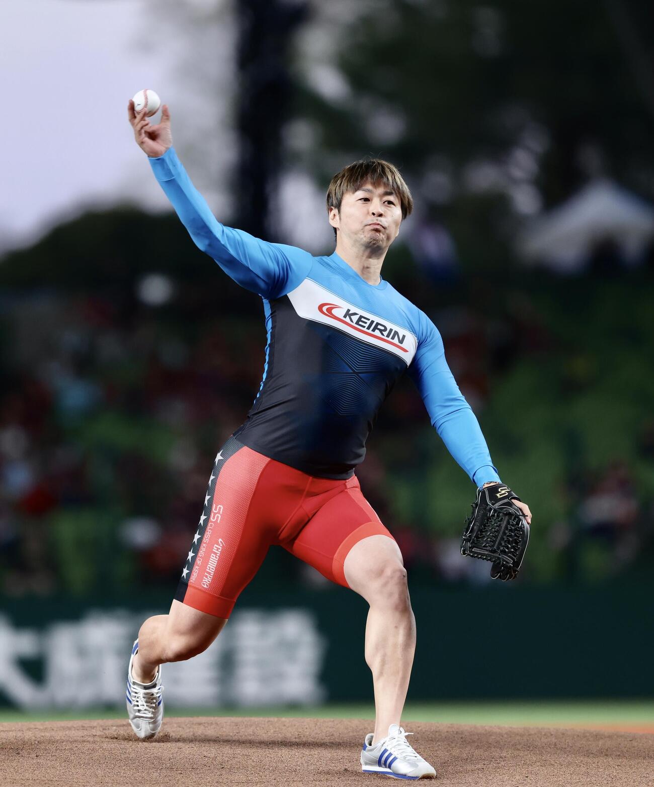 西武対楽天　試合前、始球式を務める平原康多氏（撮影・河田真司）