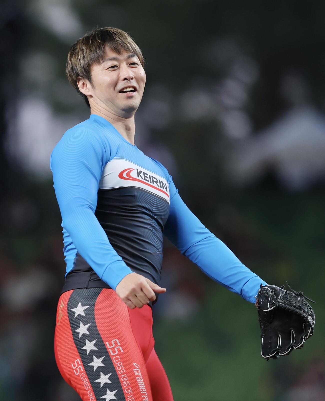 西武対楽天　試合前、始球式を務める平原康多氏（撮影・河田真司）