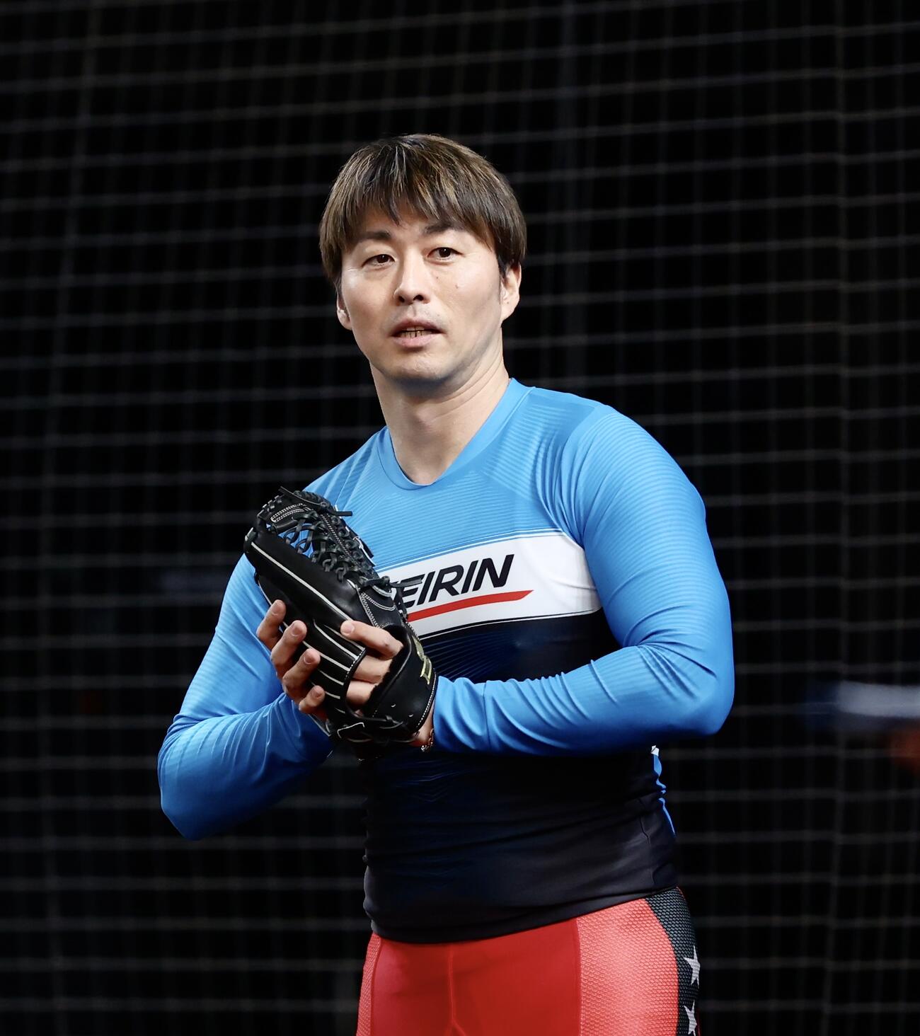 西武対楽天　試合前、始球式の練習をする平原康多氏（撮影・河田真司）