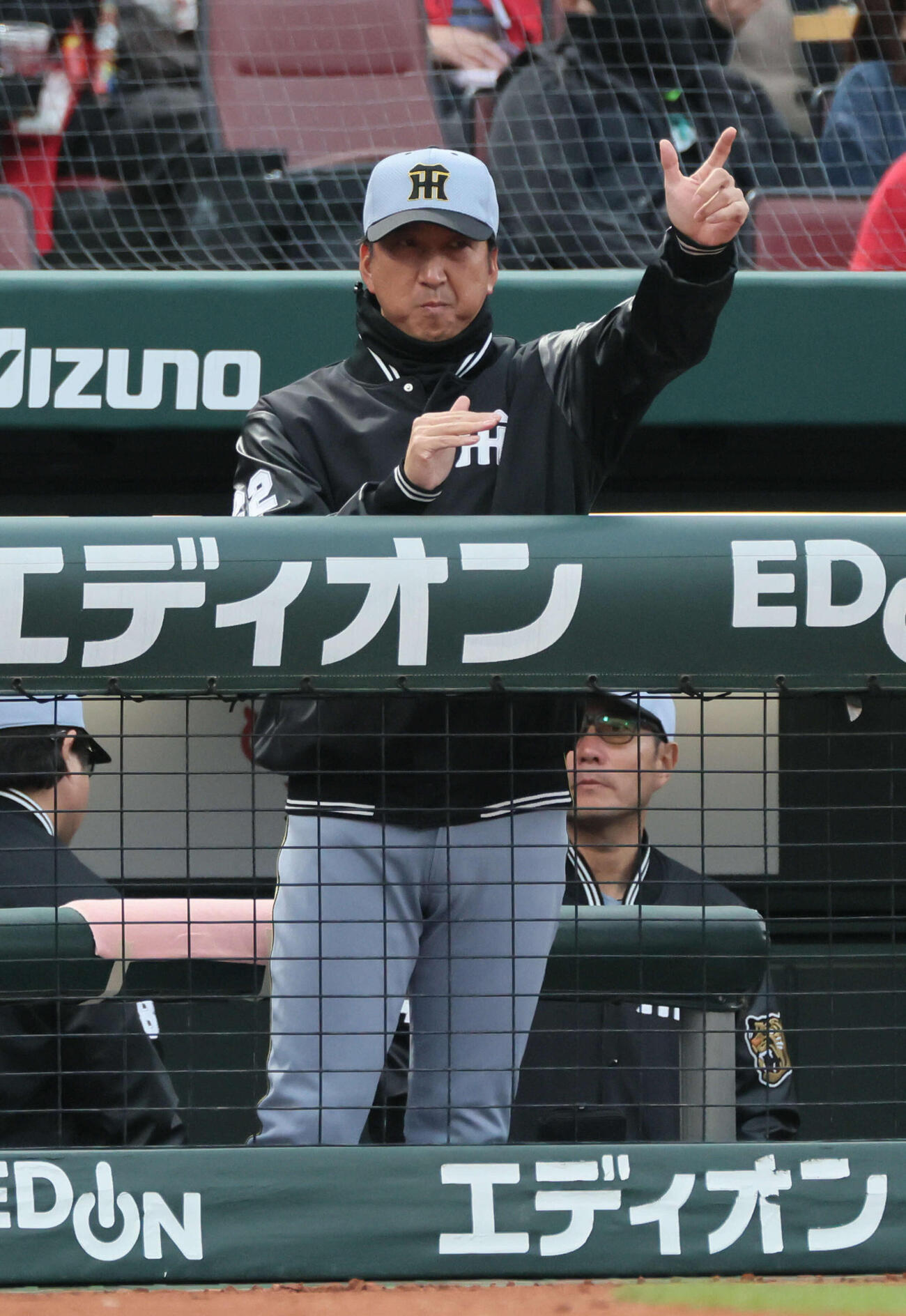 広島対阪神　1回表阪神1死二塁、森下の先制適時打を喜ぶ藤川監督（撮影・加藤孝規）