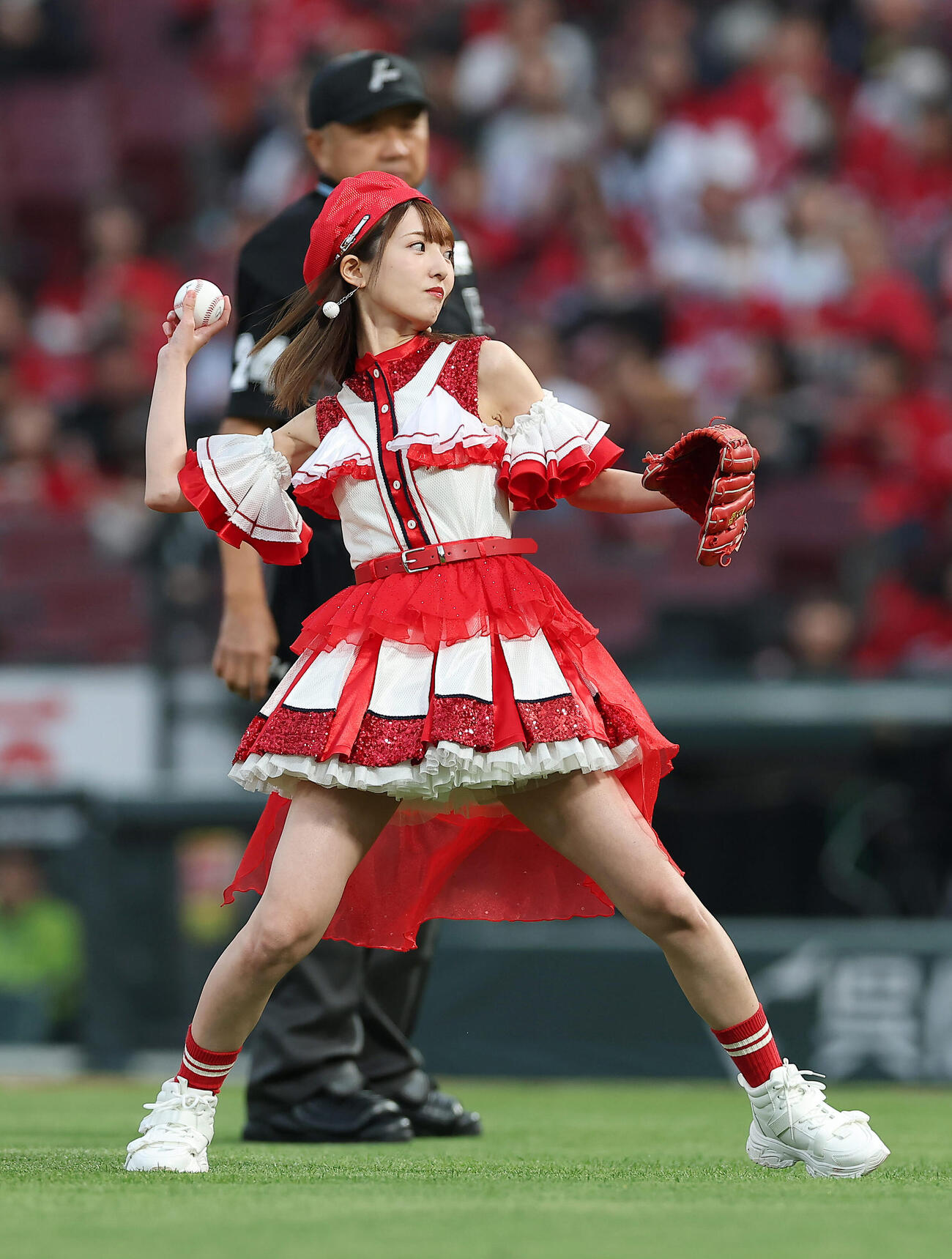 広島対阪神　始球式を務める藤本冬香（撮影・前田充）
