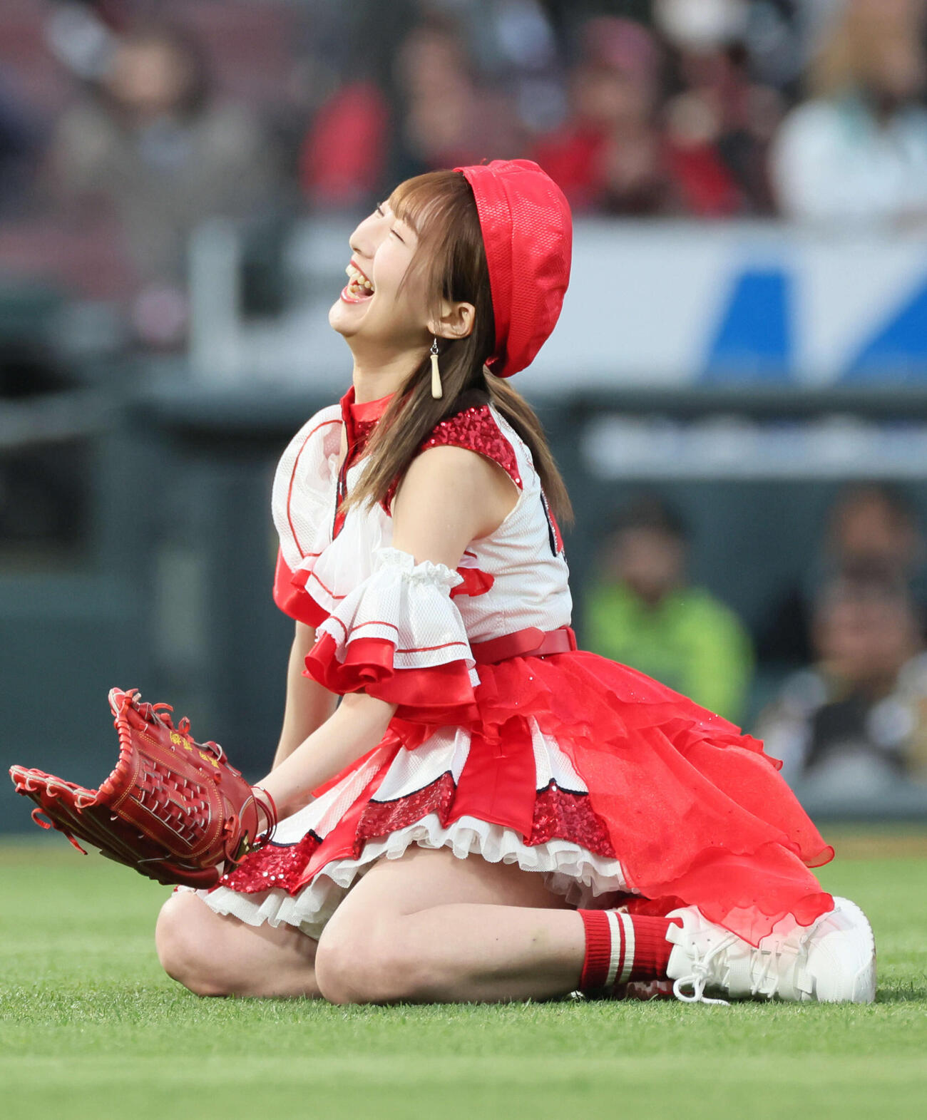 広島対阪神　始球式が大暴投となりへたり込む藤本冬香（撮影・加藤孝規）