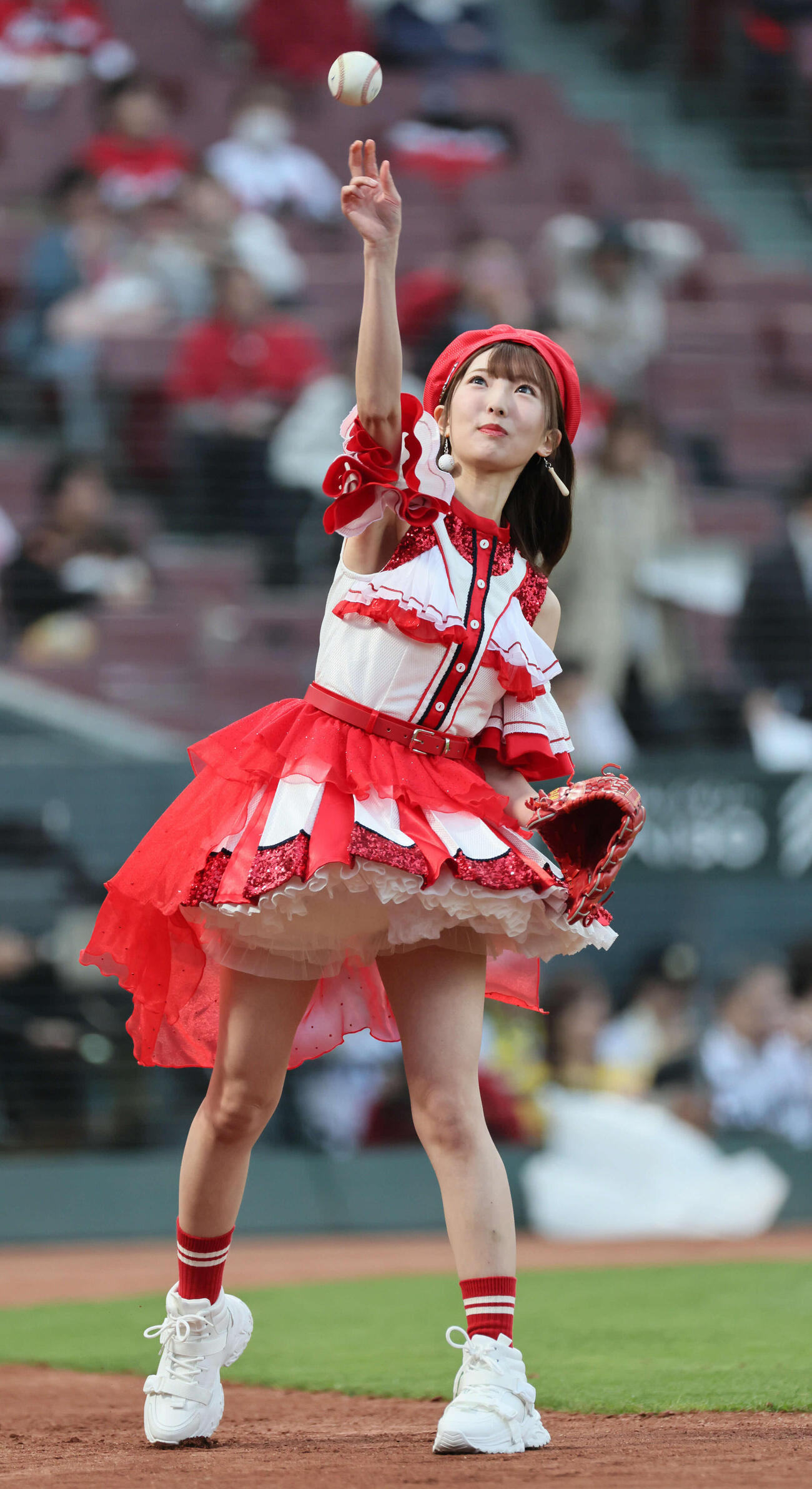 広島対阪神　始球式の練習をする藤本冬香（撮影・加藤孝規）