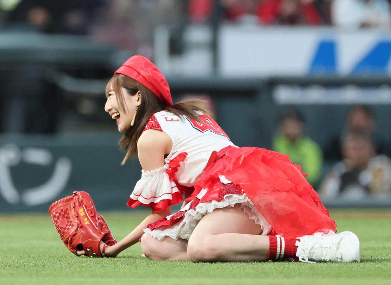 広島対阪神　始球式　藤本冬香（撮影・加藤孝規）