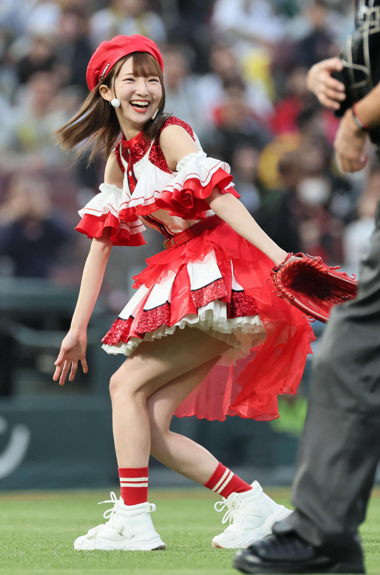 広島対阪神　始球式　藤本冬香（撮影・加藤孝規）