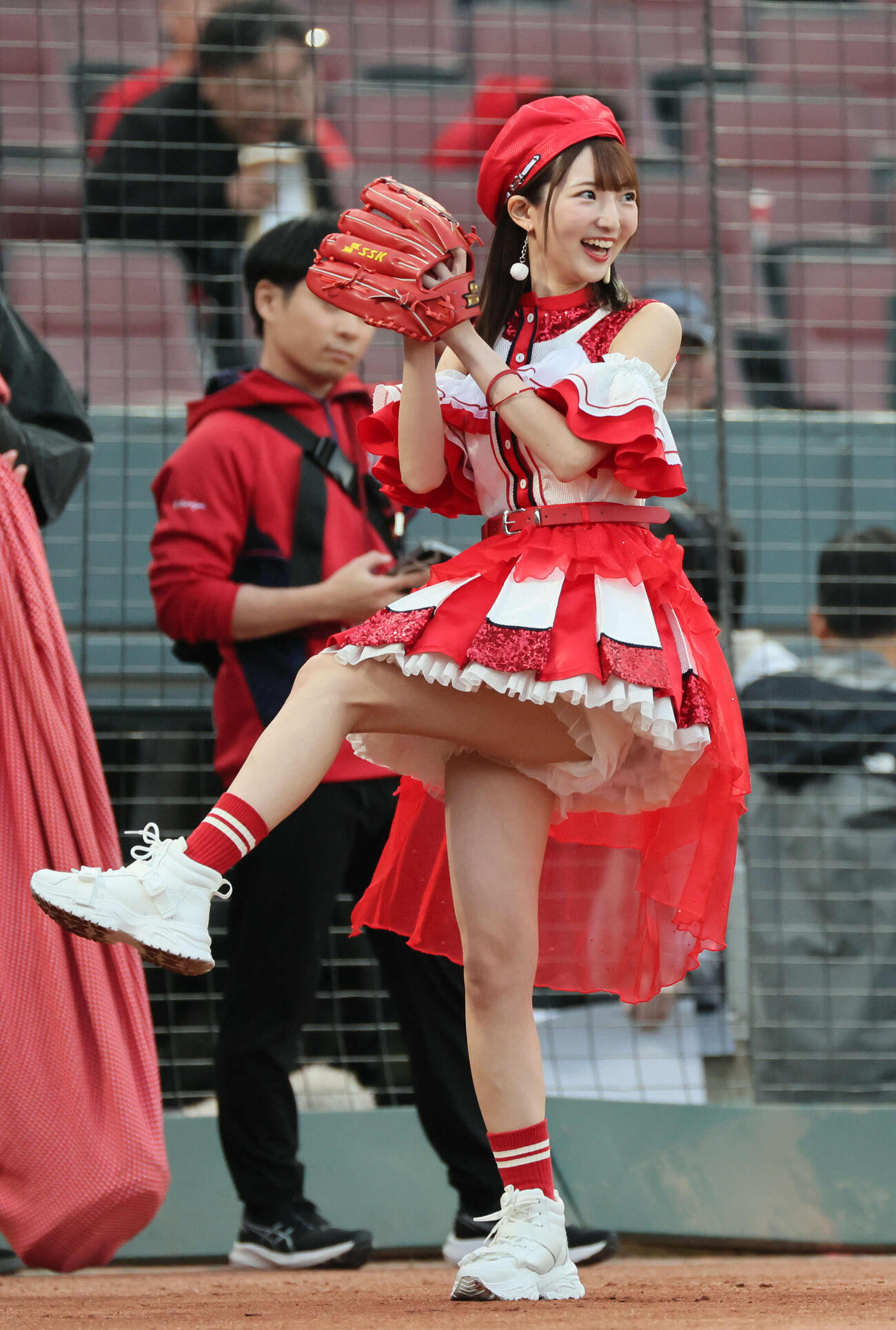 広島対阪神　始球式の練習をする藤本冬香（撮影・加藤孝規）