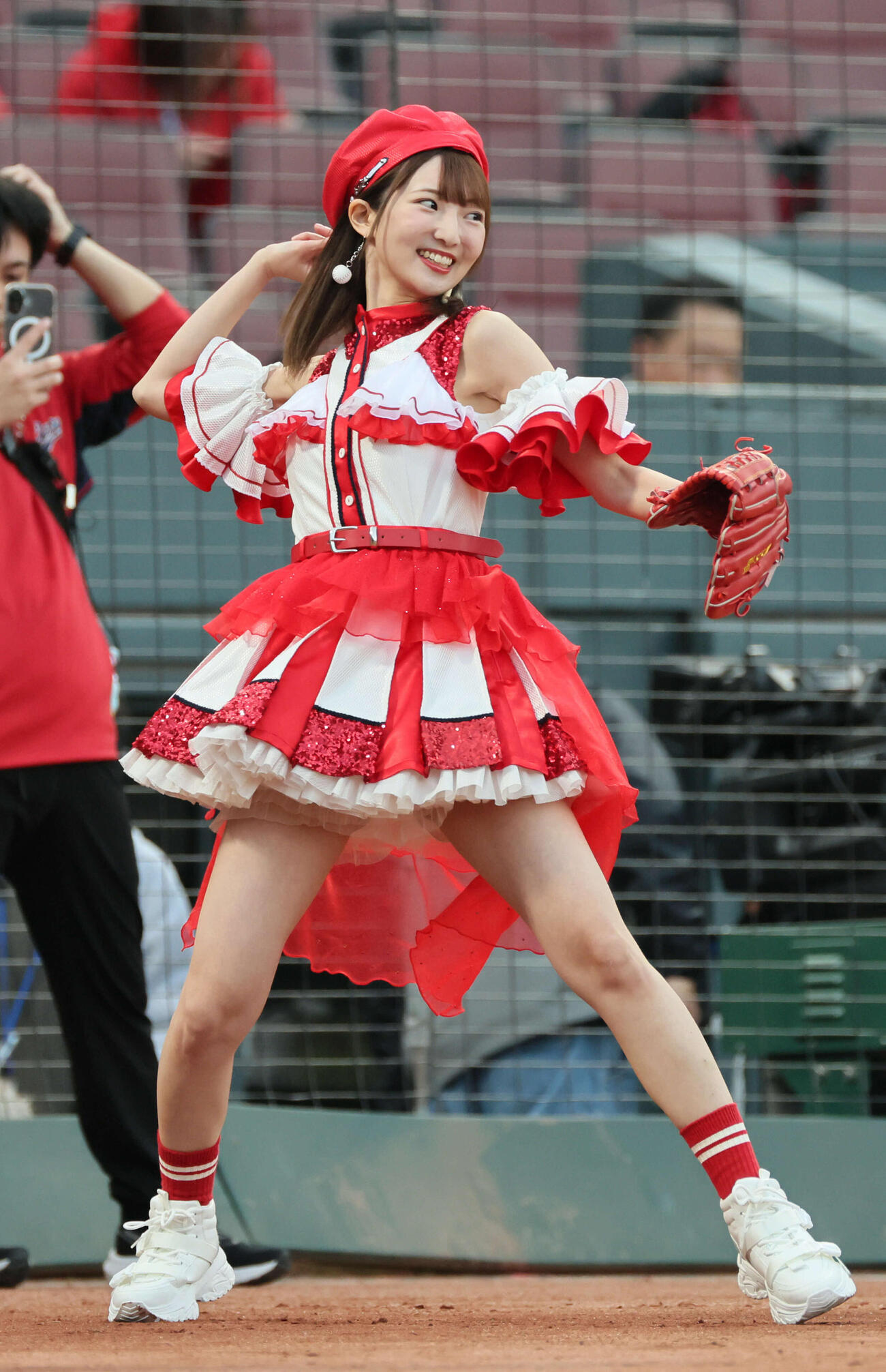 広島対阪神　始球式の練習をする藤本冬香（撮影・加藤孝規）
