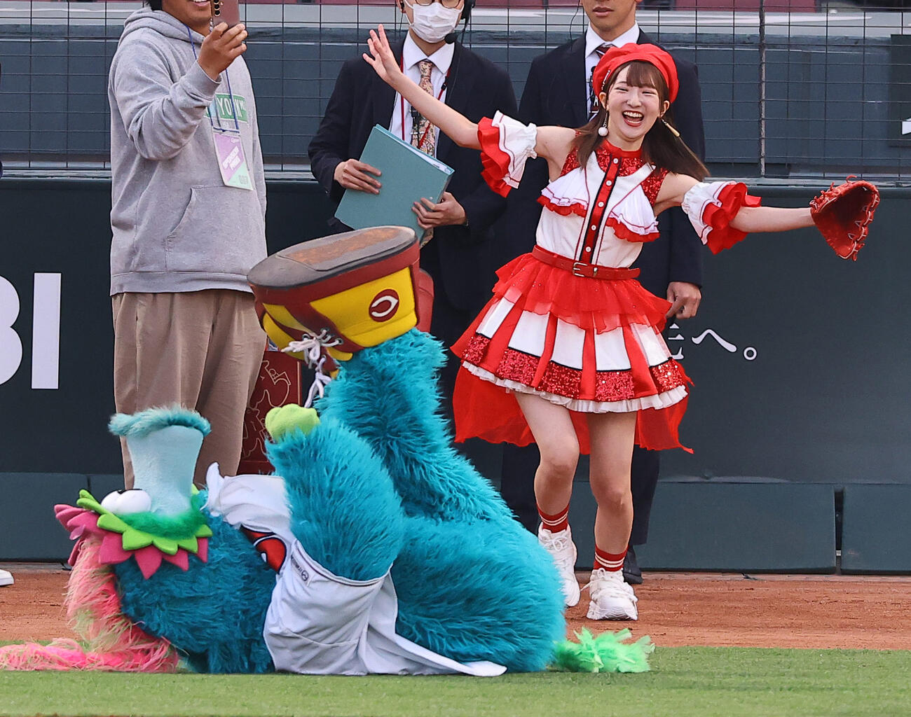 始球式を務める元SKE48藤本冬香（右）はスラィリーと戯れる（撮影・上田博志）