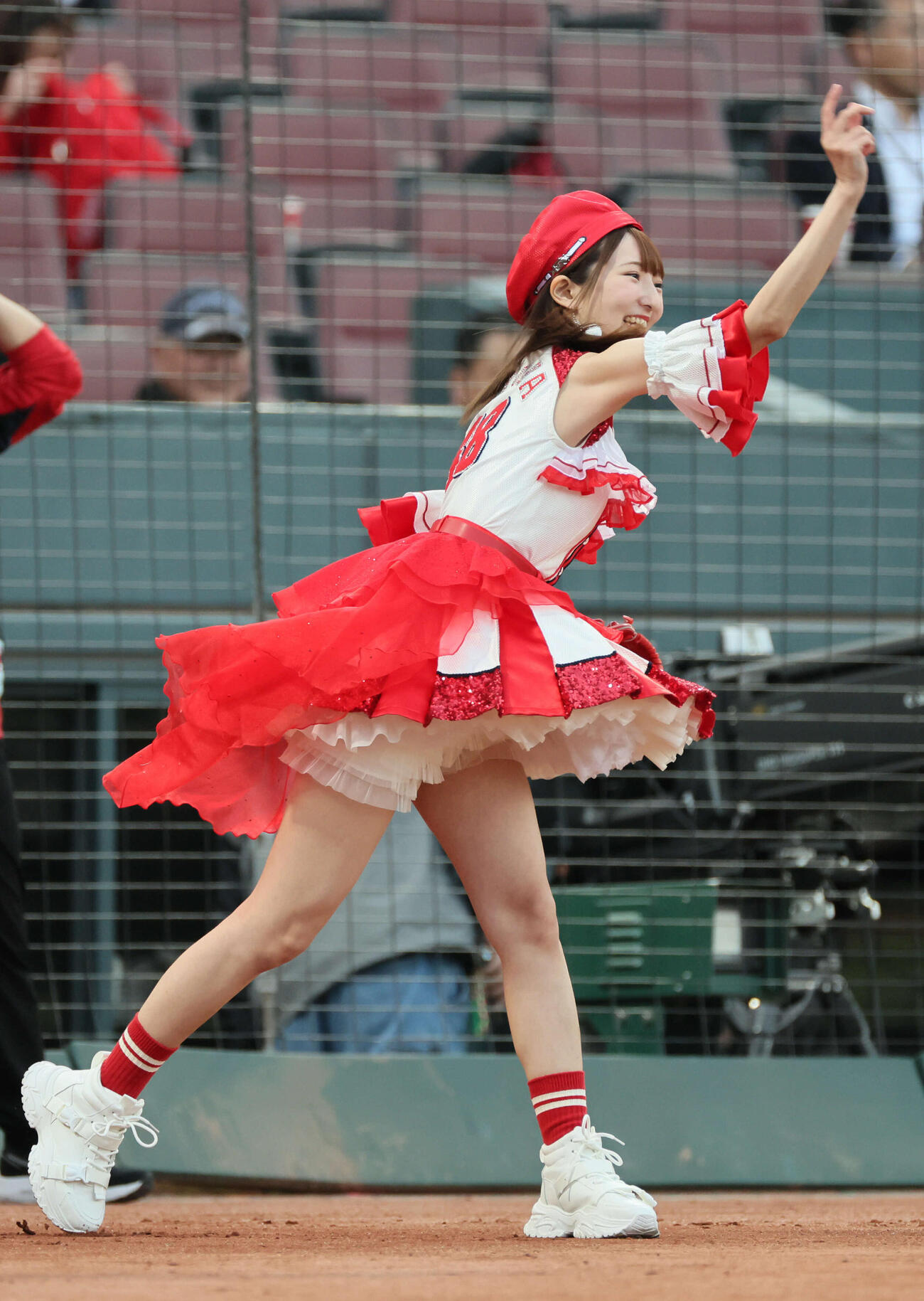 広島対阪神　始球式の練習をする藤本冬香（撮影・加藤孝規）