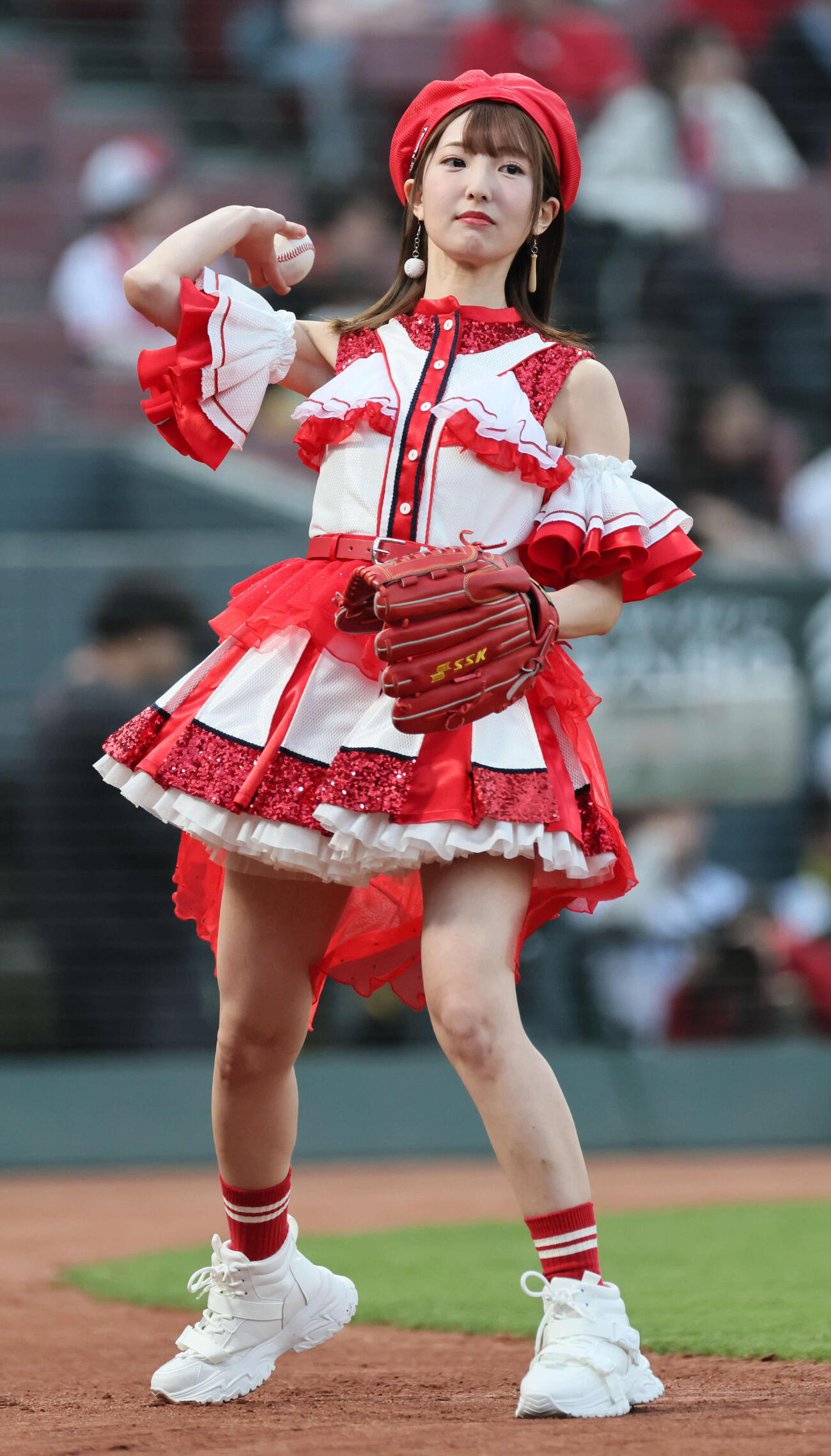 広島対阪神　始球式の練習をする藤本冬香（撮影・加藤孝規）