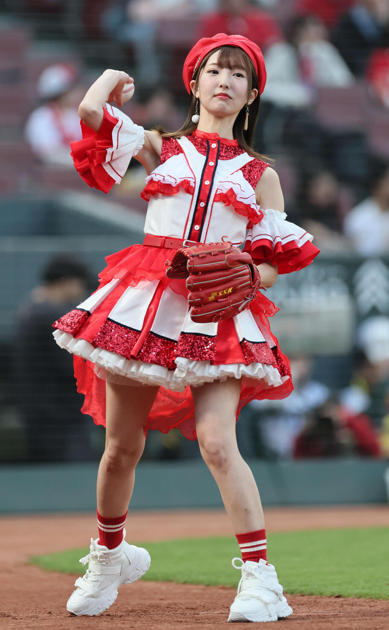 広島対阪神　始球式の練習をする藤本冬香（撮影・加藤孝規）