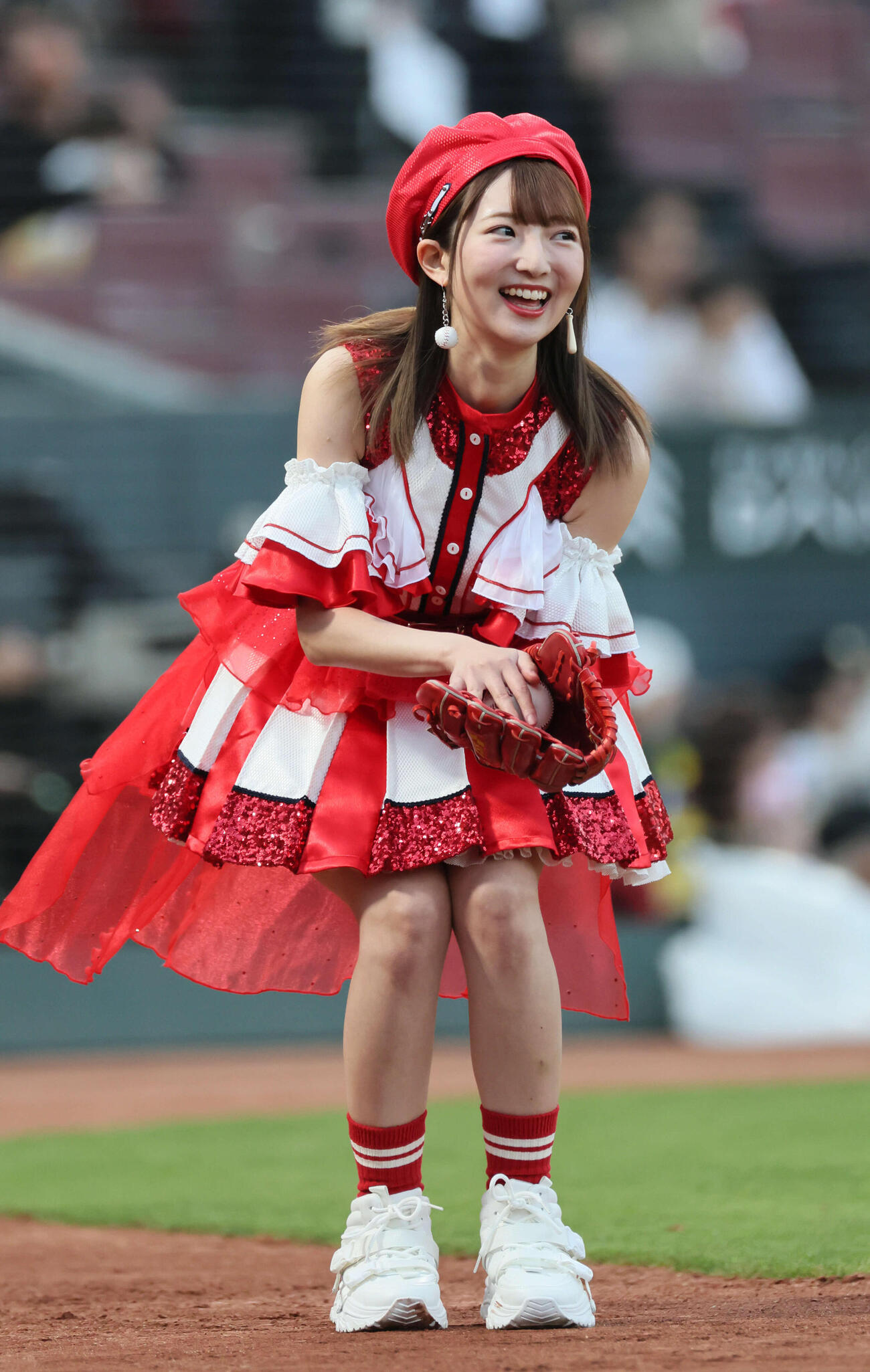 広島対阪神　始球式の練習をする藤本冬香（撮影・加藤孝規）