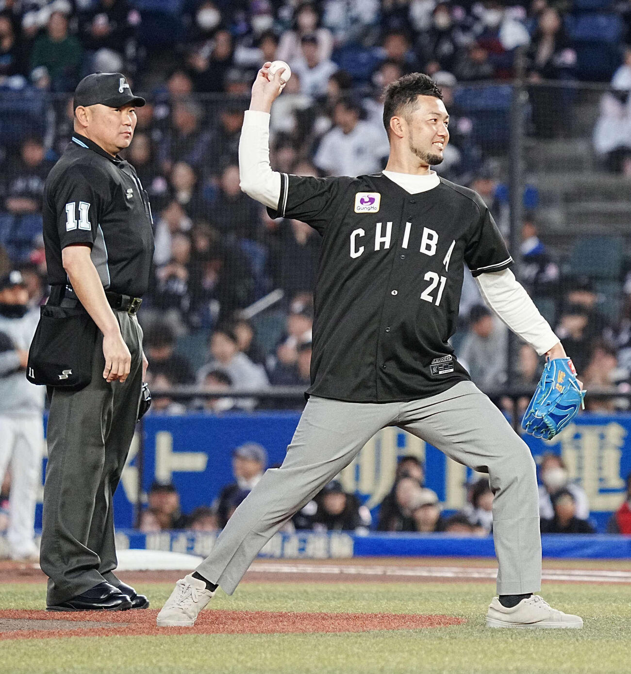ロッテ対ソフトバンク　始球式に臨む元ロッテの内氏（撮影・小沢裕）