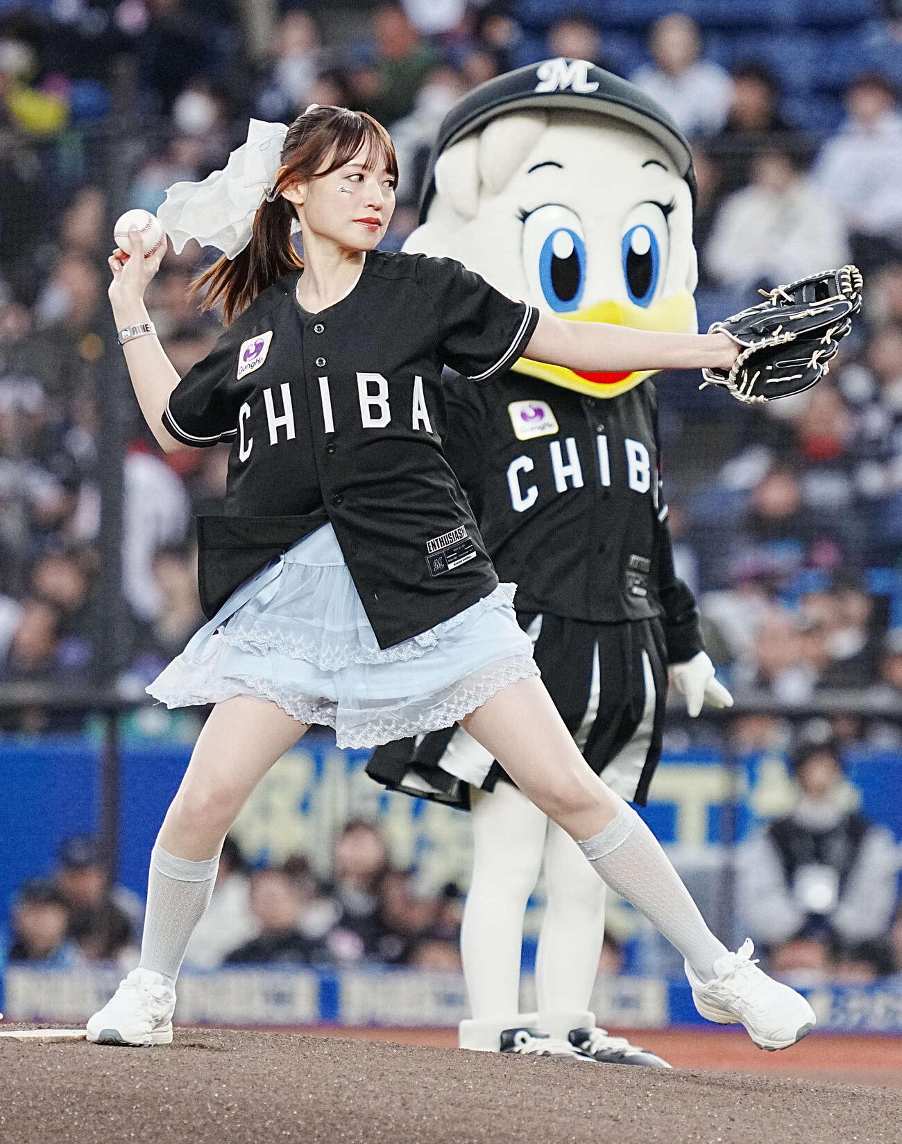 ロッテ対ソフトバンク　ファーストピッチセレモニーに臨むエイアイカ立花玲奈（撮影・小沢裕）