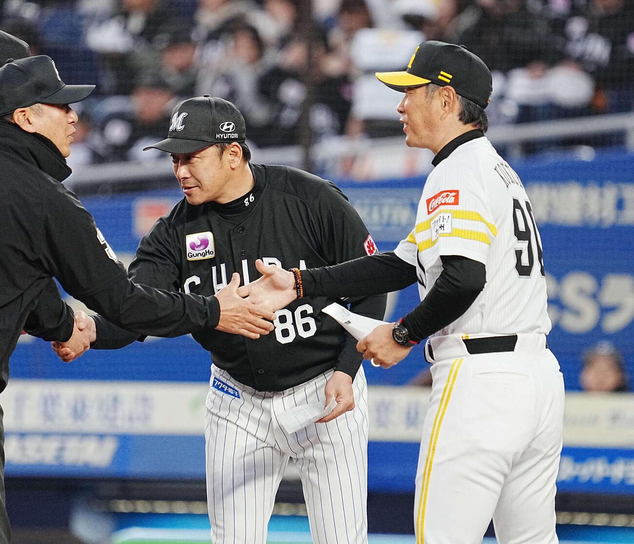 ロッテ対ソフトバンク　試合前にメンバー表交換するロッテのサブロー監督（左）とソフトバンク小久保監督（撮影・小沢裕）