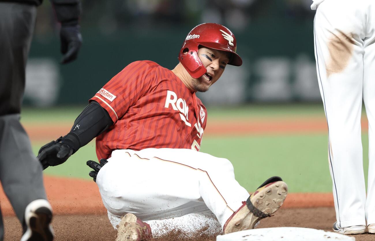 西武対楽天　4回表楽天無死三塁、右翼線に先制適時三塁打を放ち出塁するYG安田（撮影・河田真司）