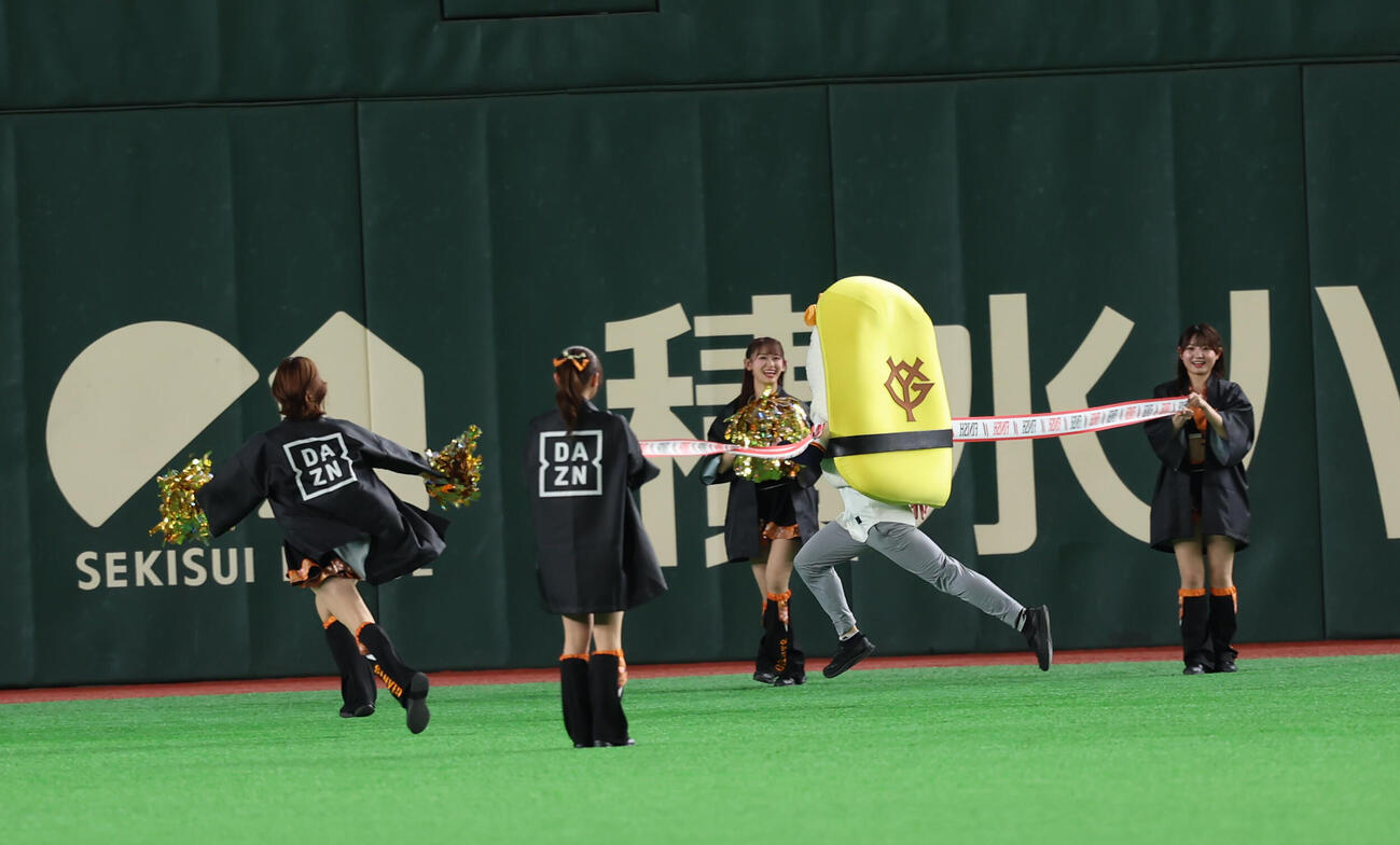 巨人対DeNA　すしレースで快勝するたまご（撮影・水谷安孝）