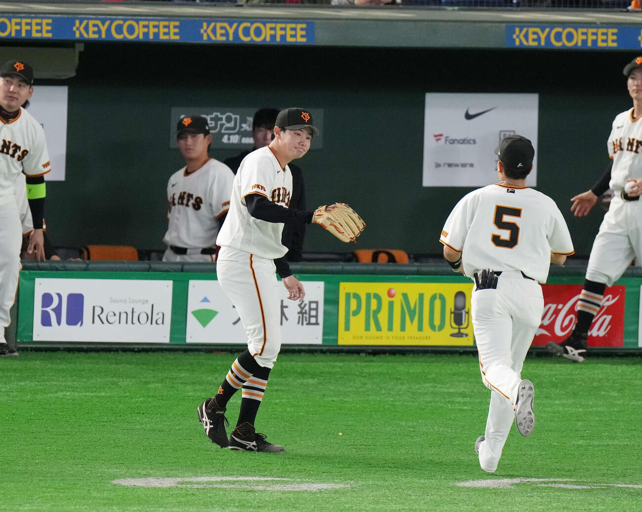 巨人対DeNA 3回表を無失点に抑えナインを出迎える竹丸（撮影・増田悦実）