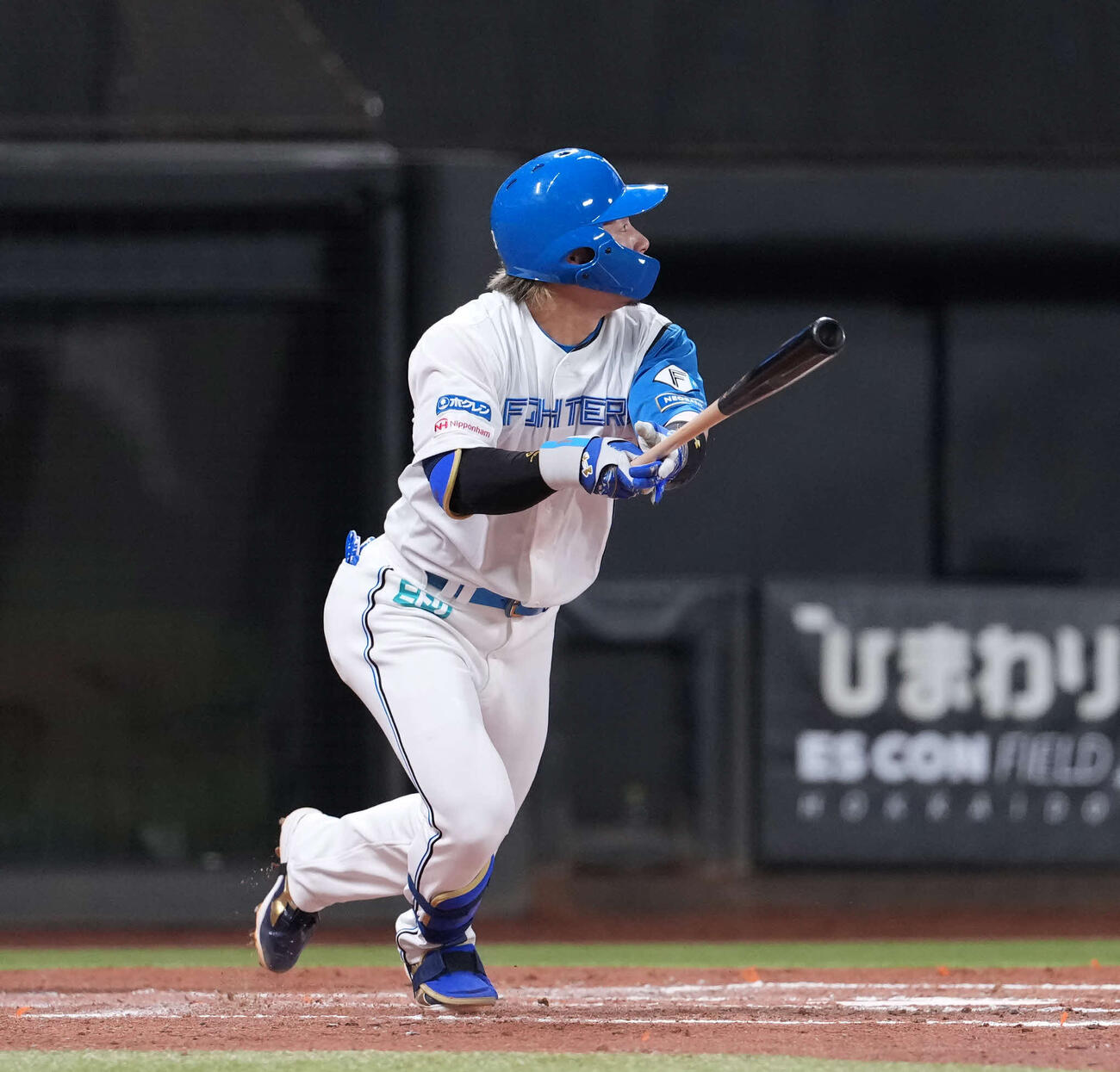 日本ハム対オリックス　2回裏日本ハム2死満塁、3点適時二塁打を放つ水野（撮影・井上学）